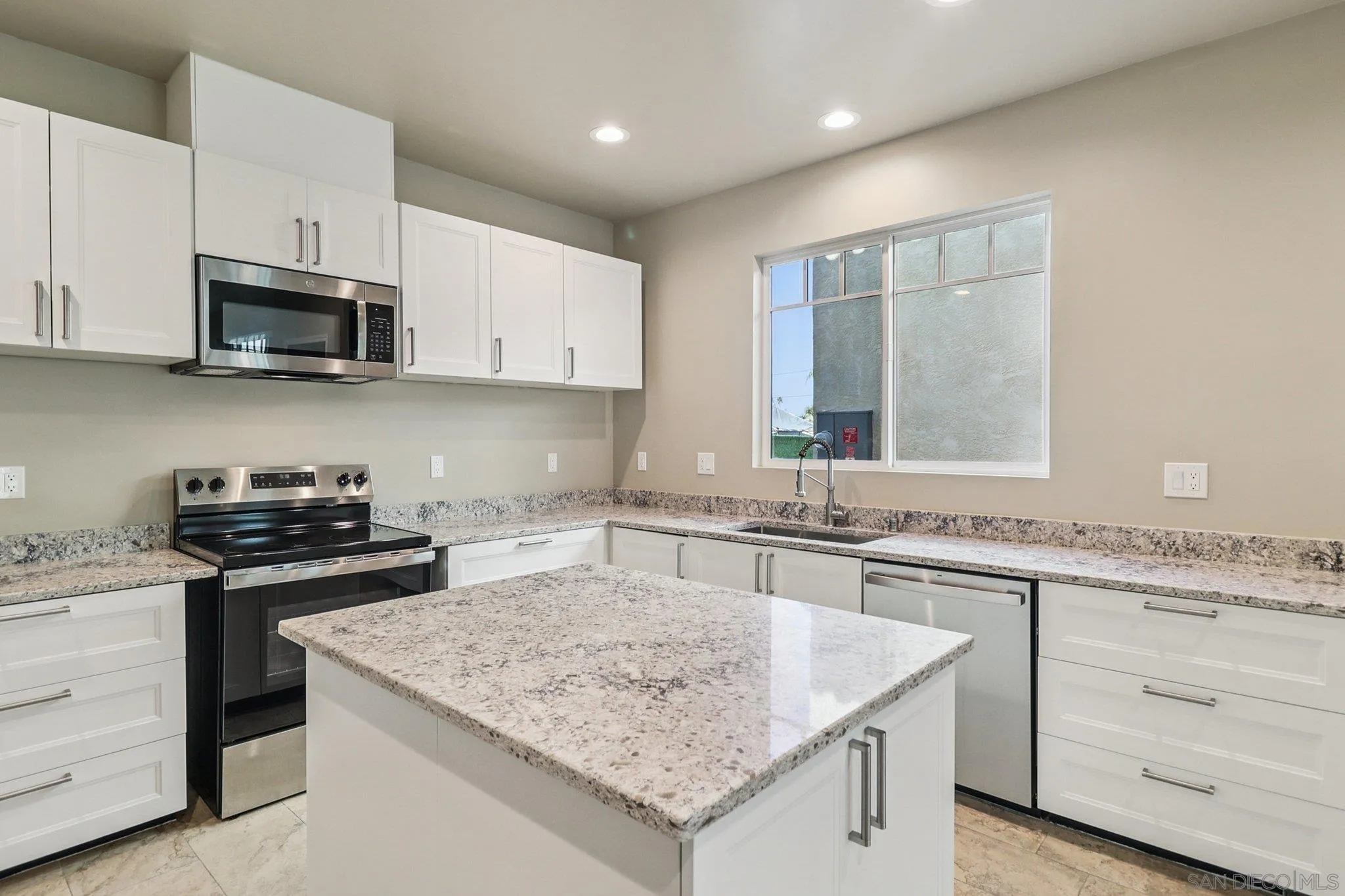 https://cdn.realtyfeed.com/cdn/127/250040301/3c73fd5b495345b33a1881c05a42b655.webp