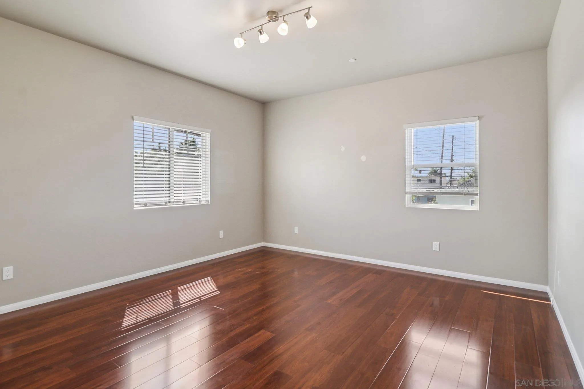 https://cdn.realtyfeed.com/cdn/127/250040301/b6ab37c09e8164ca9669b5052f8b4a73.webp