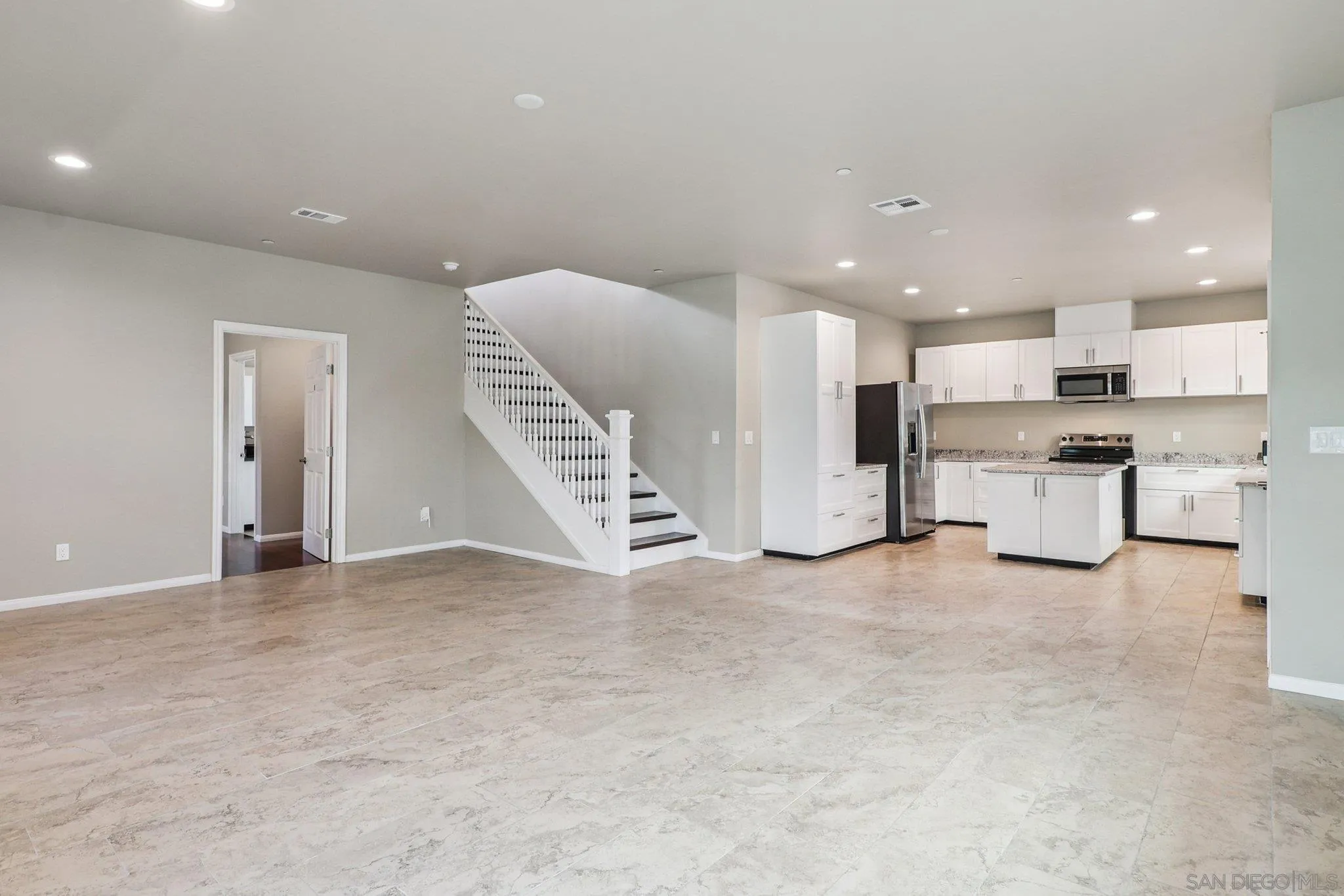 https://cdn.realtyfeed.com/cdn/127/250040301/c4b6cb02655d0e4beda0926fd7d23c94.webp