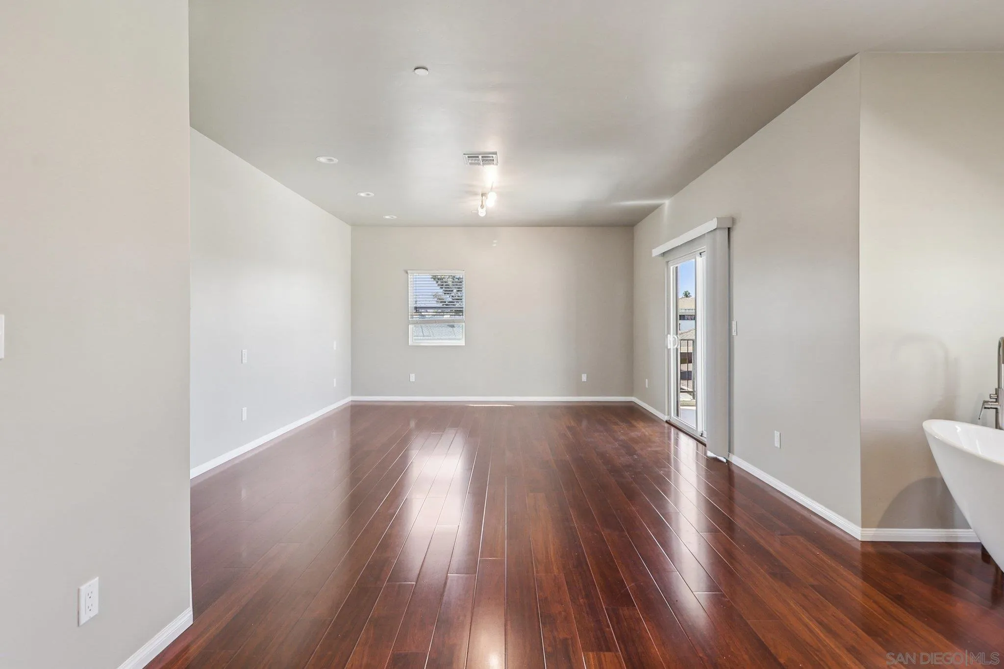 https://cdn.realtyfeed.com/cdn/127/250040301/c91dcd9e9b749a4f1a75a07697317bf7.webp