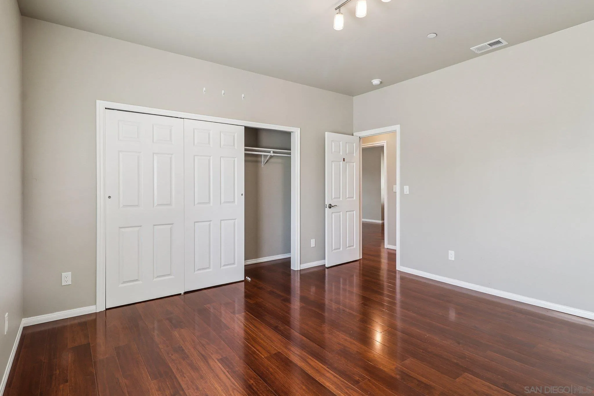 https://cdn.realtyfeed.com/cdn/127/250040301/e12748686276d7f55fa8b182149b6b62.webp