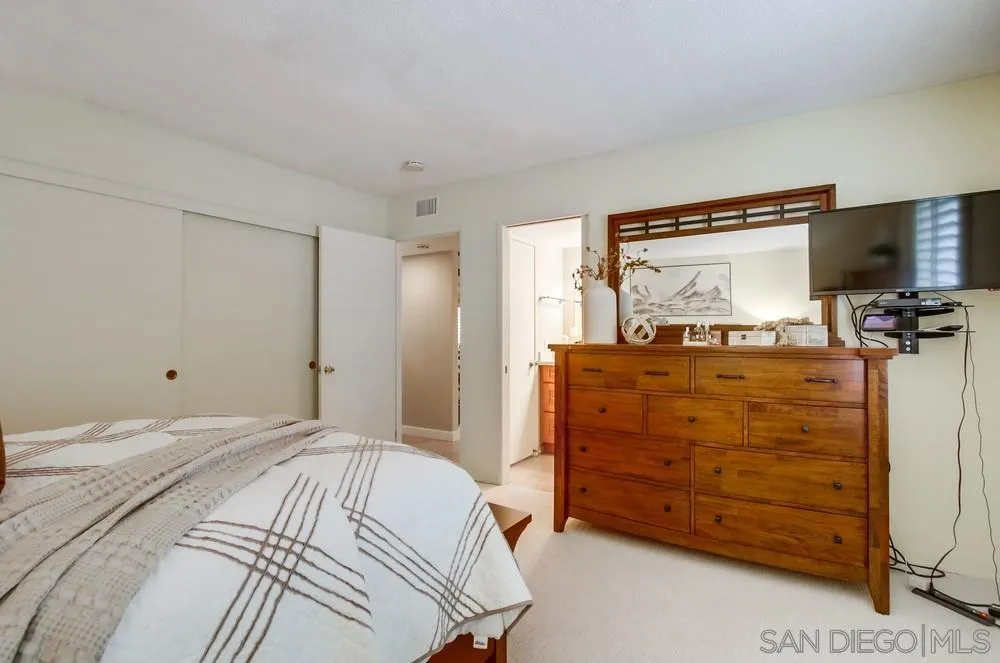 https://cdn.realtyfeed.com/cdn/127/250040310/ffbd1acb7fe9c8b1b8aaa3a2cf2a467a.webp