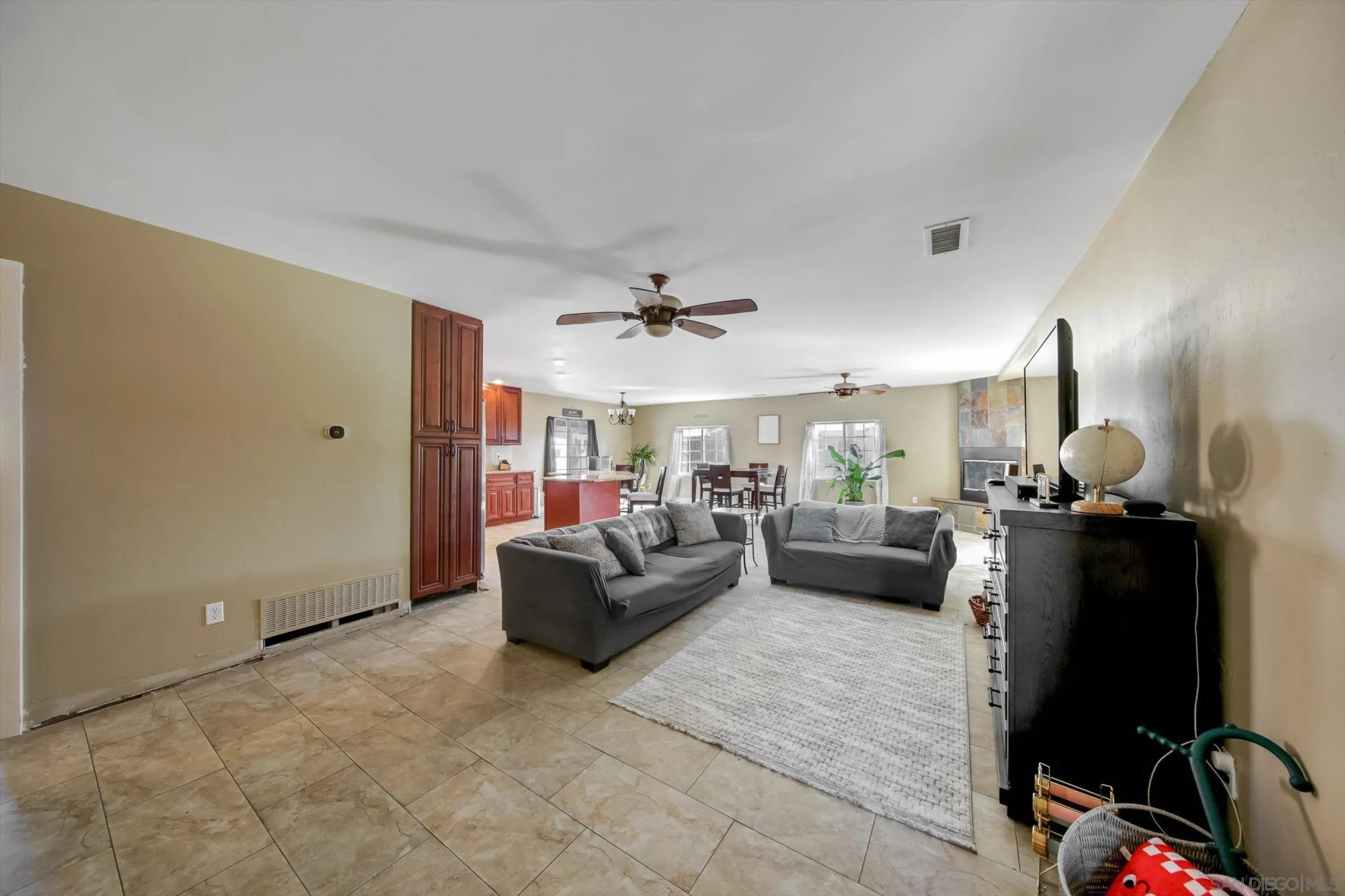 https://cdn.realtyfeed.com/cdn/127/250040311/132ef1fbe273bd957aecb62de5b48e5d.webp