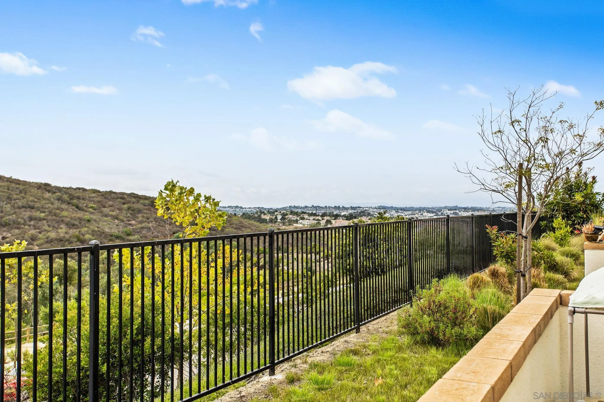 https://cdn.realtyfeed.com/cdn/127/250040321/fce1869139f4a2922ec7a758dccf3ca8.webp
