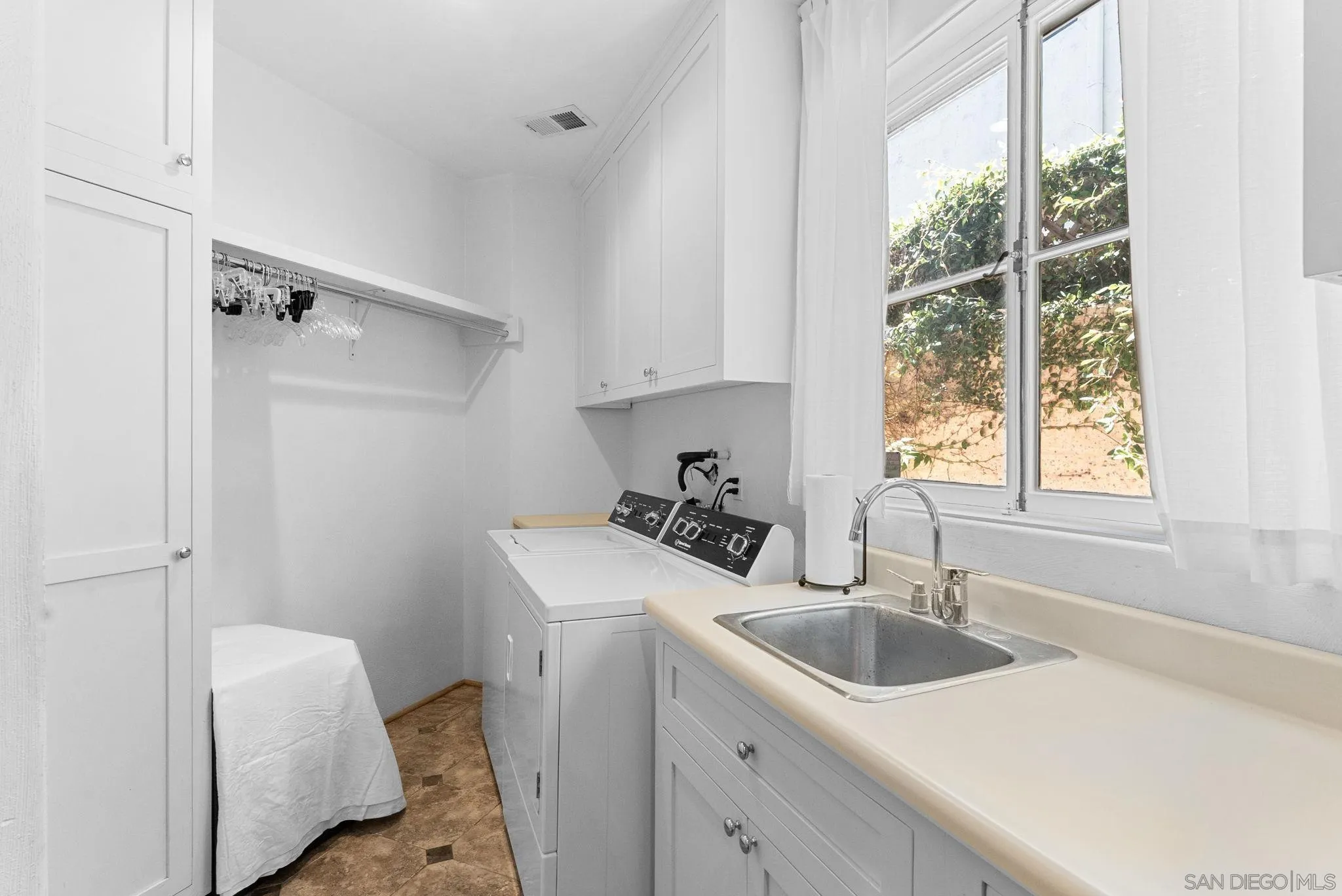 https://cdn.realtyfeed.com/cdn/127/250040360/a69eccd694d2e287cc47223bb655680f.webp