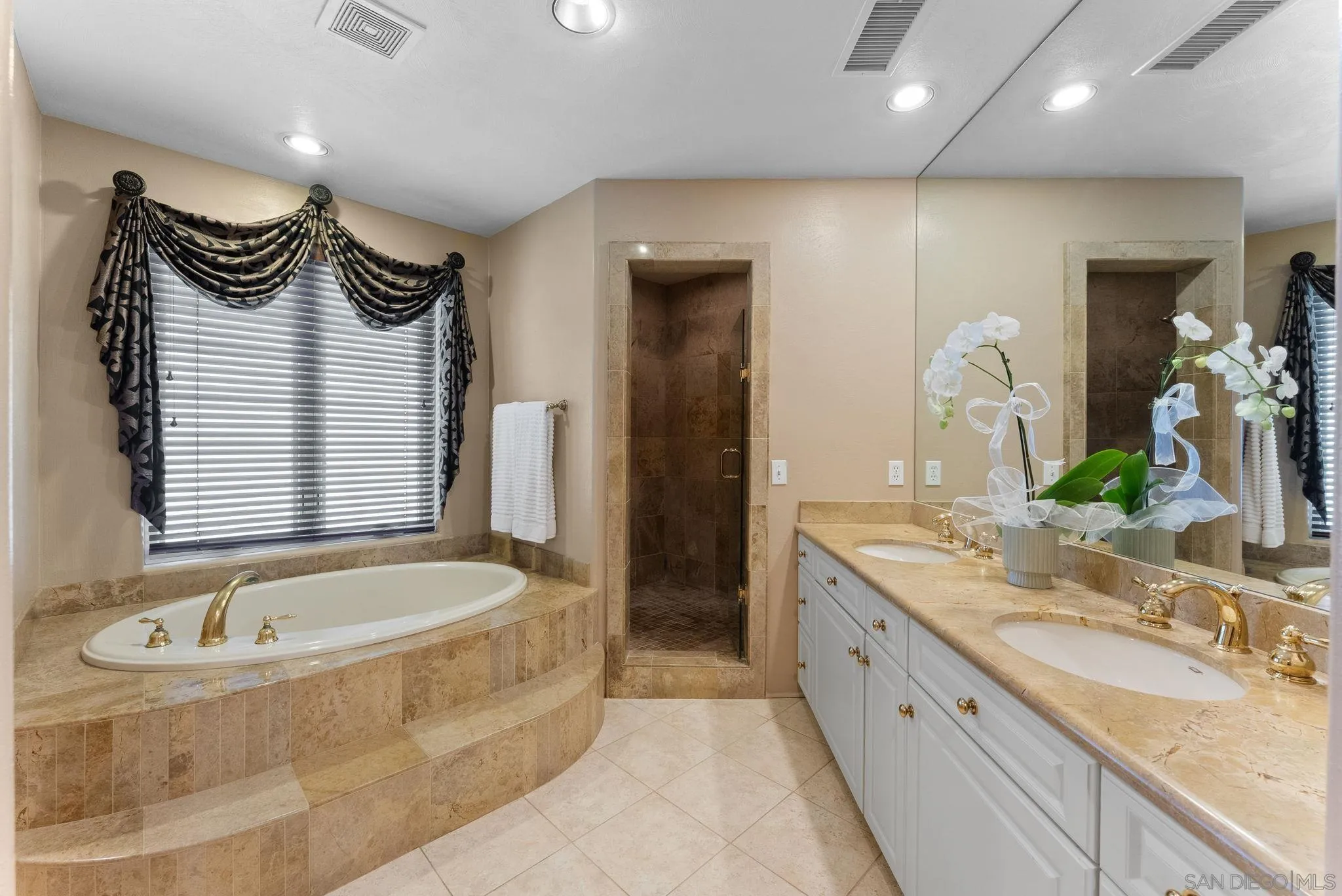https://cdn.realtyfeed.com/cdn/127/250040360/fc69211b3aa6292aa47936b0d5962ae4.webp