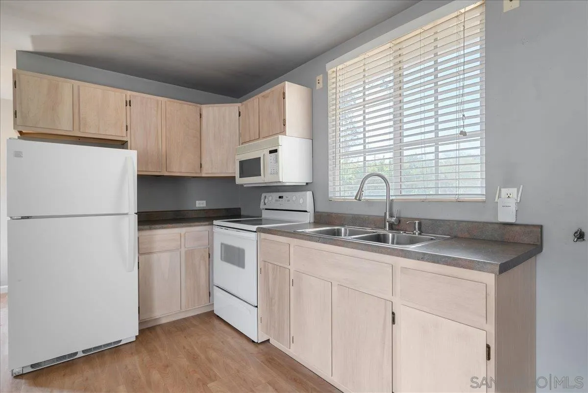 https://cdn.realtyfeed.com/cdn/127/250040363/0c9ecaacab584bcb7f79e34a0b785ed6.webp