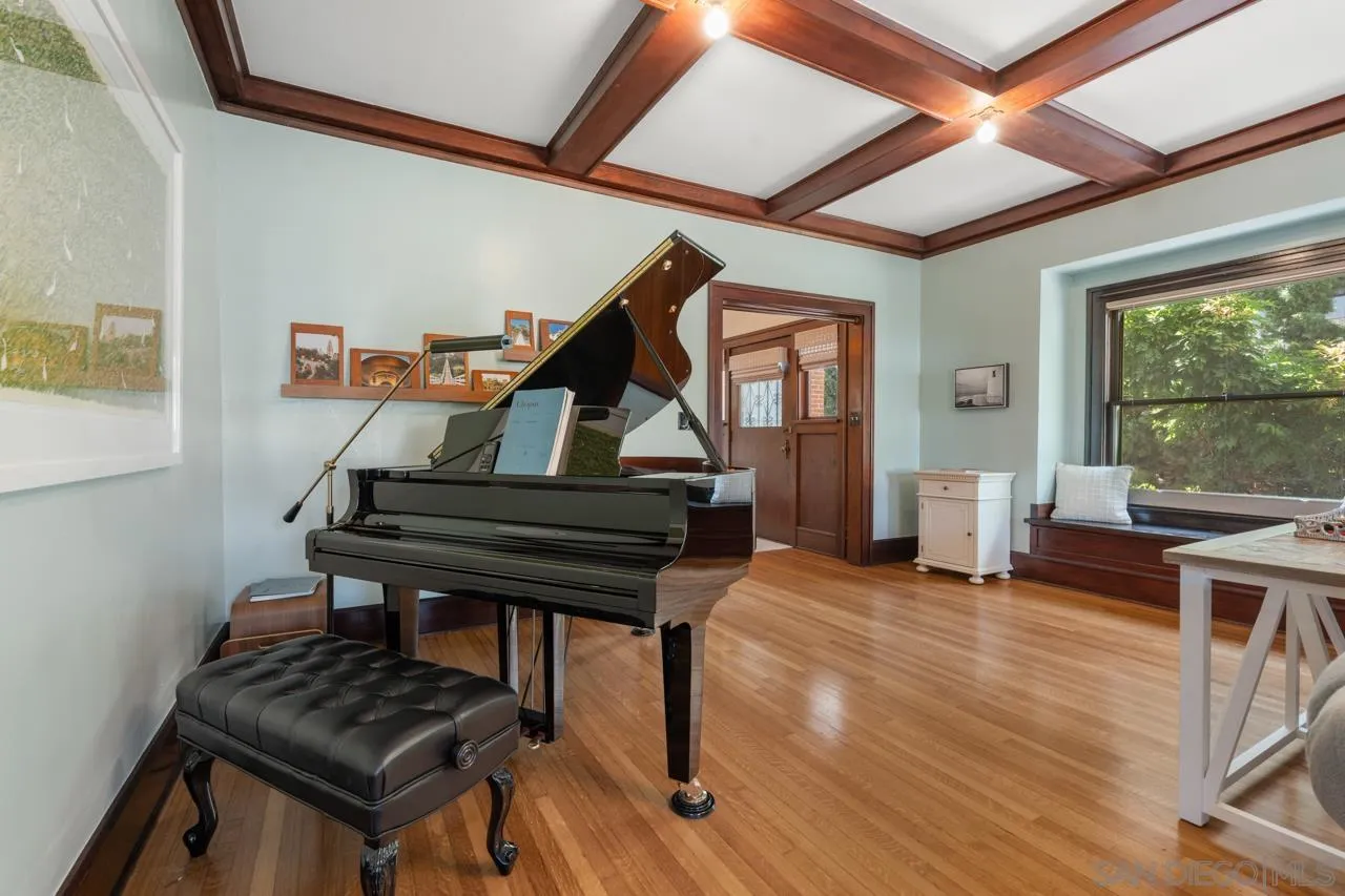 https://cdn.realtyfeed.com/cdn/127/250040372/5ec0d98f0f966af19c68ad8036efd9b6.webp