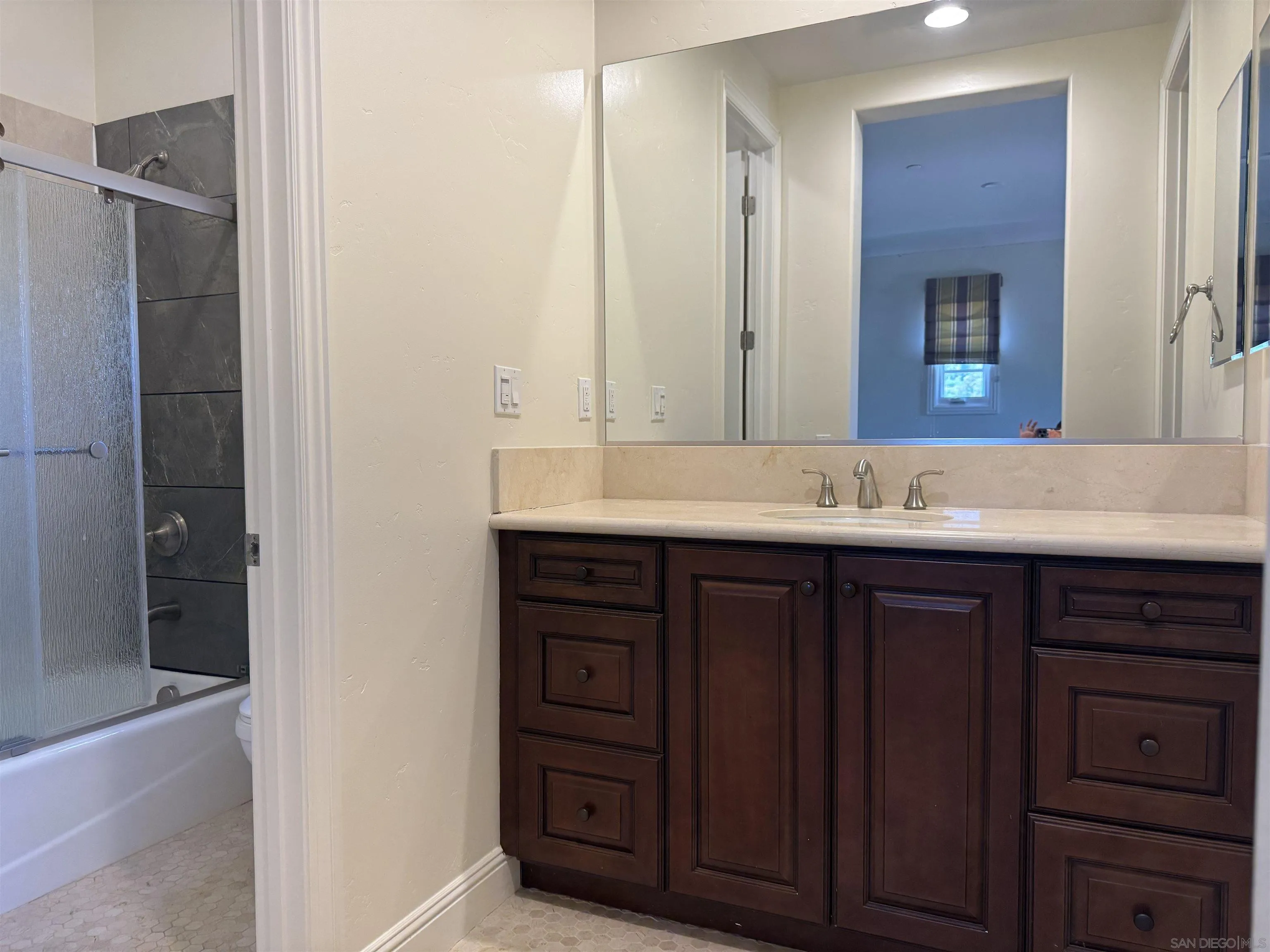 https://cdn.realtyfeed.com/cdn/127/250040381/2361e25b303adb2a152ad59976cdf27f.webp
