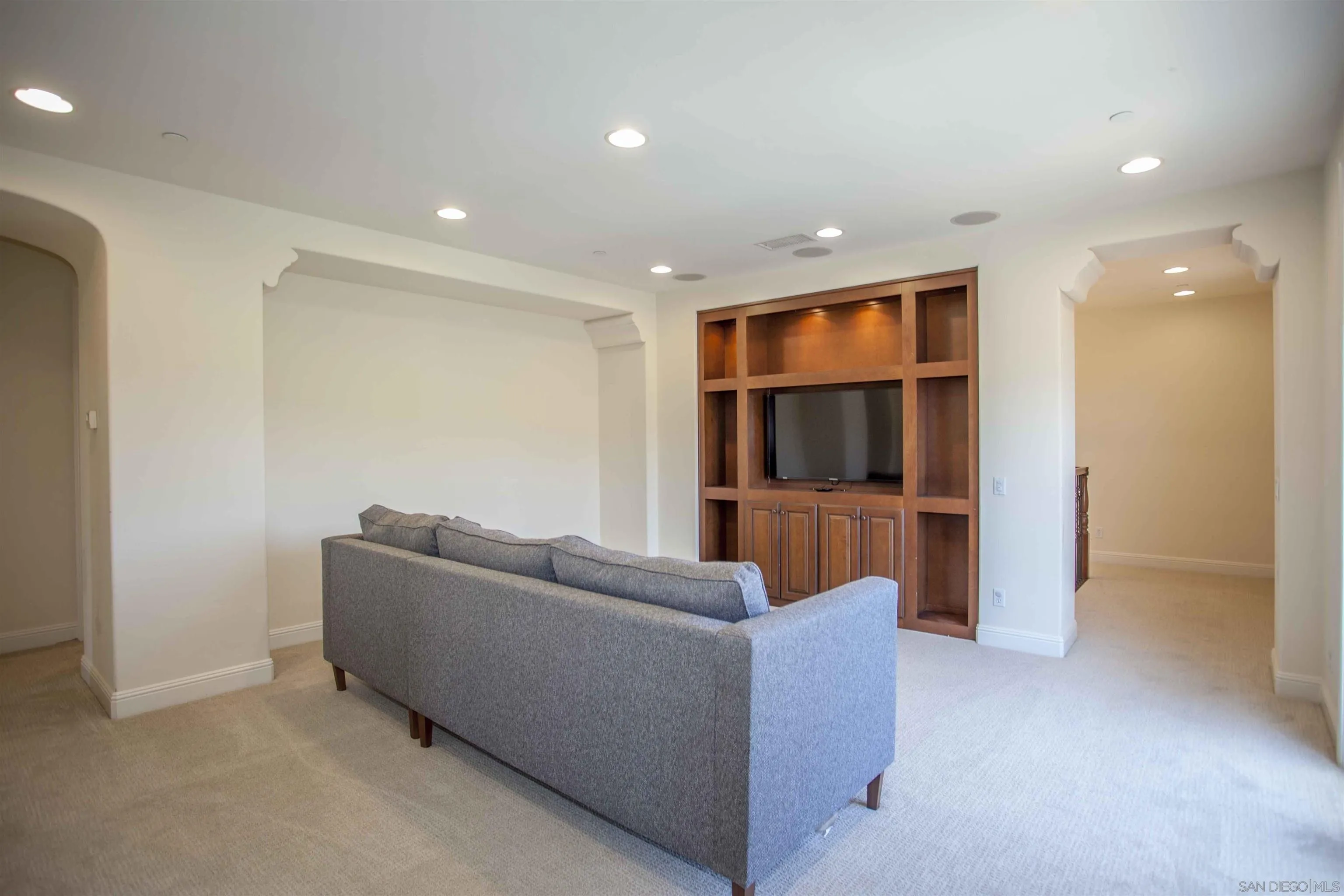 https://cdn.realtyfeed.com/cdn/127/250040381/779fd424084780914c89b2d709ebeb9b.webp