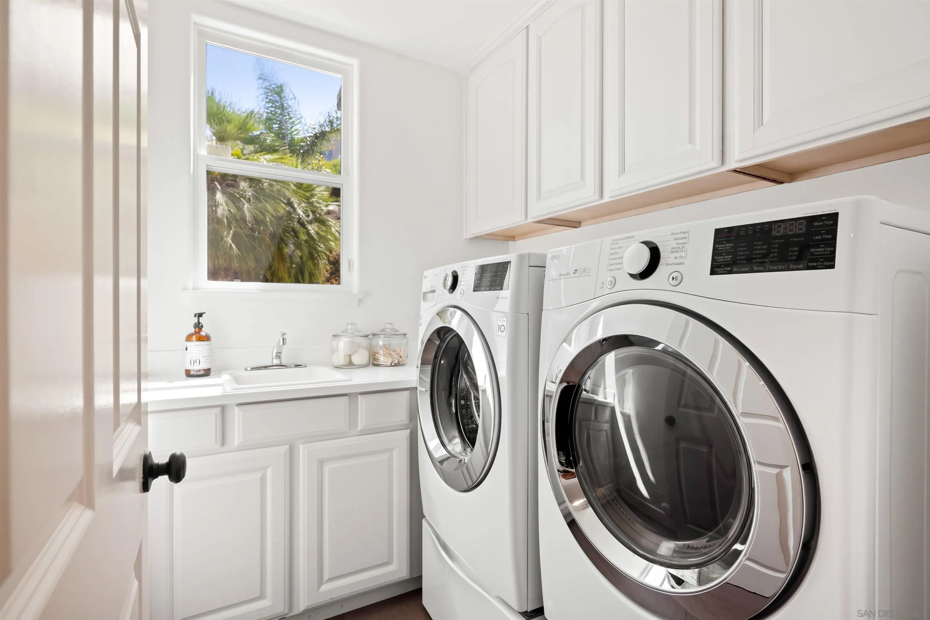 https://cdn.realtyfeed.com/cdn/127/250040385/f56f9a1cf1cb5bc5d3d2054fec63118e.webp