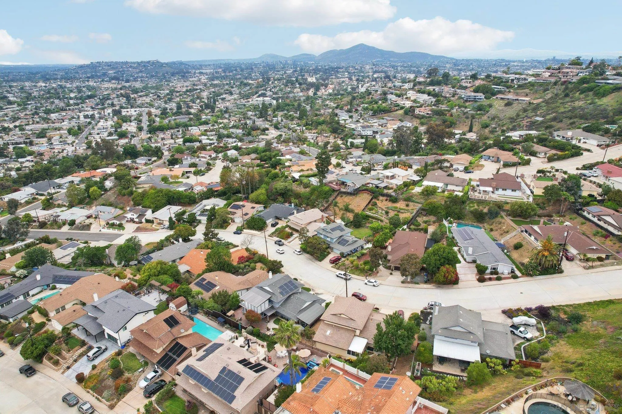 https://cdn.realtyfeed.com/cdn/127/250040386/b2d98e45b13f2ab21cf949970f53cee1.webp