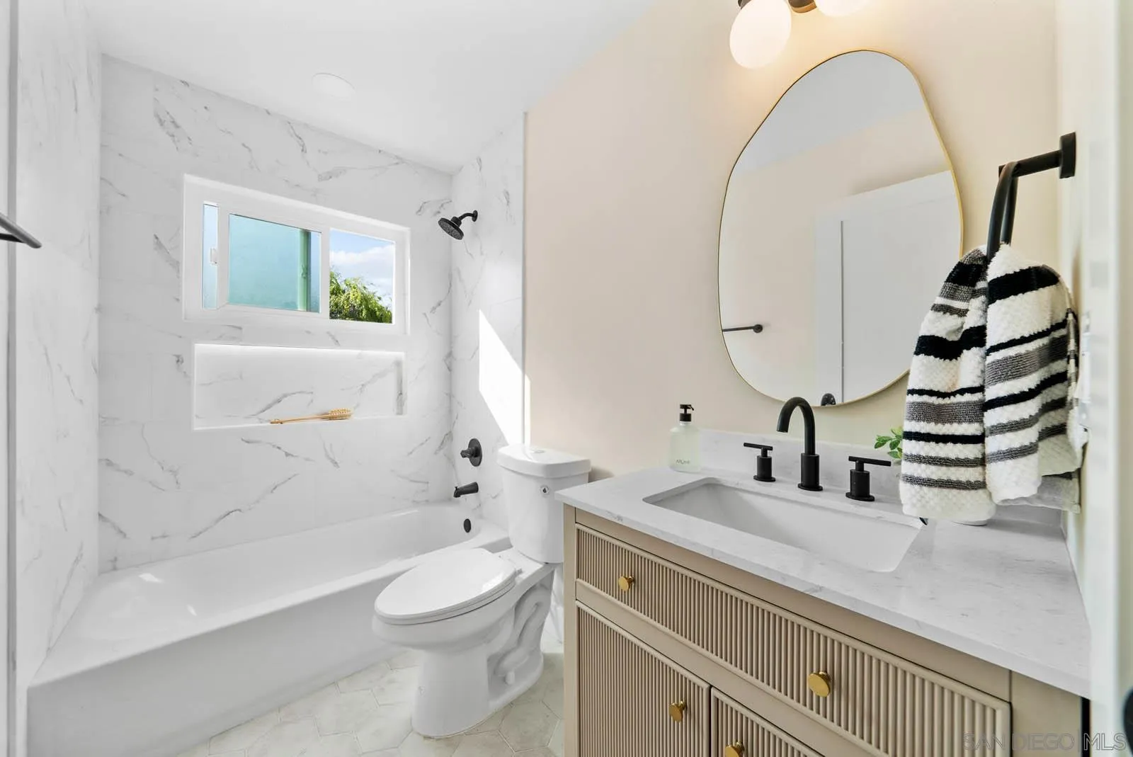 https://cdn.realtyfeed.com/cdn/127/250040388/39bc819b5f31ba3acce6d1c69afde58e.webp