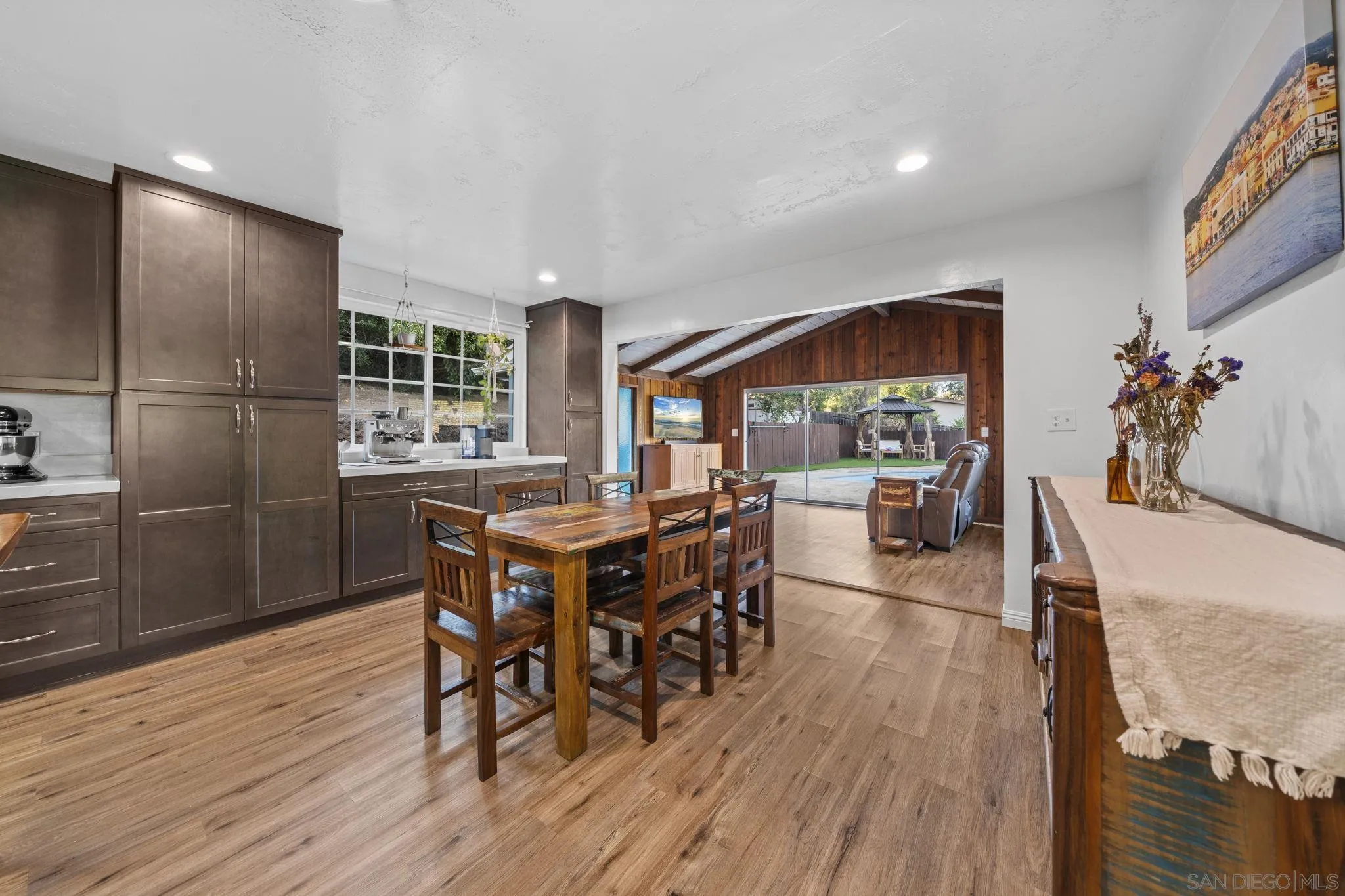 https://cdn.realtyfeed.com/cdn/127/250040443/331a2f257a16fff89137c3a1036dde97.webp