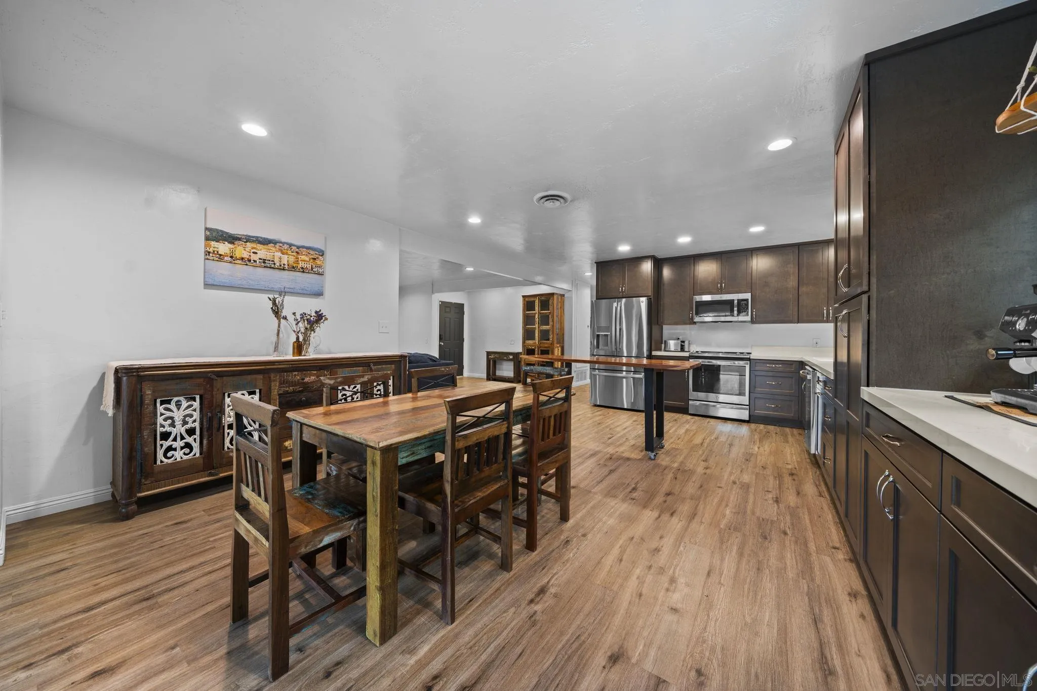 https://cdn.realtyfeed.com/cdn/127/250040443/77a440f7e341d58cc78993b0ecc52d9f.webp