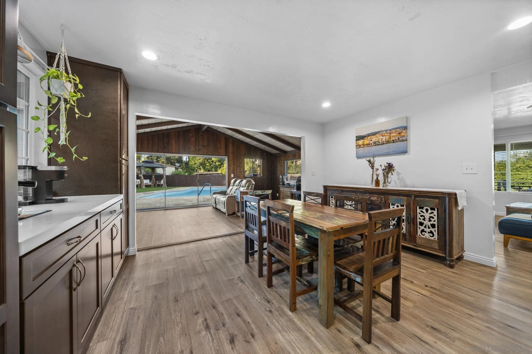 https://cdn.realtyfeed.com/cdn/127/250040443/7d7470d707f8409ebd4172e3d1b34c68.webp