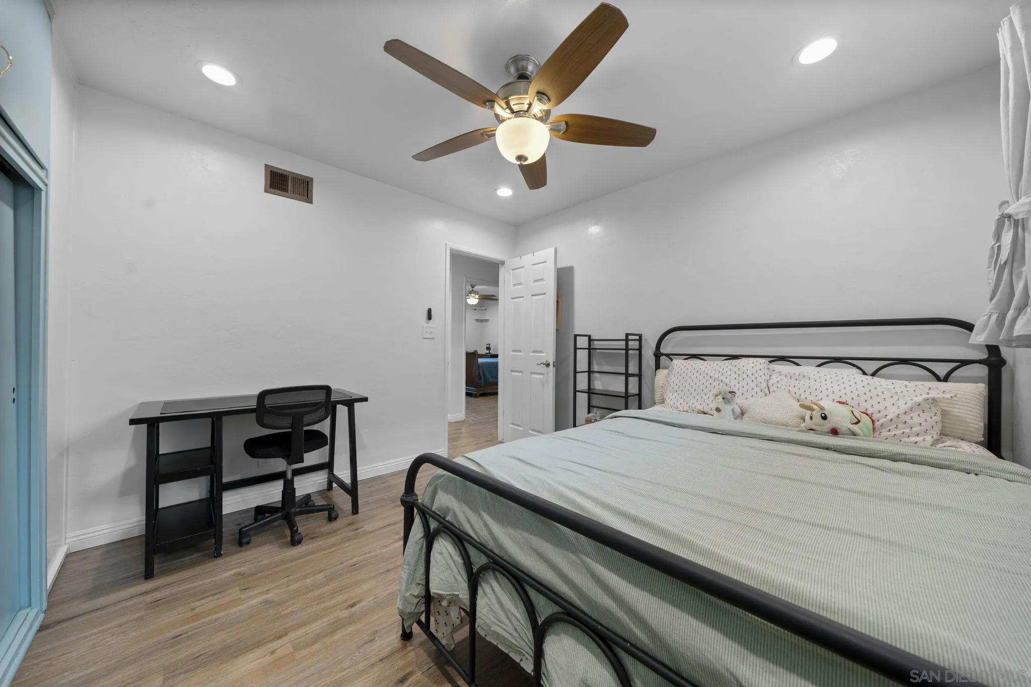 https://cdn.realtyfeed.com/cdn/127/250040443/a04cba8974f24e63db4351e3c5d04c40.webp