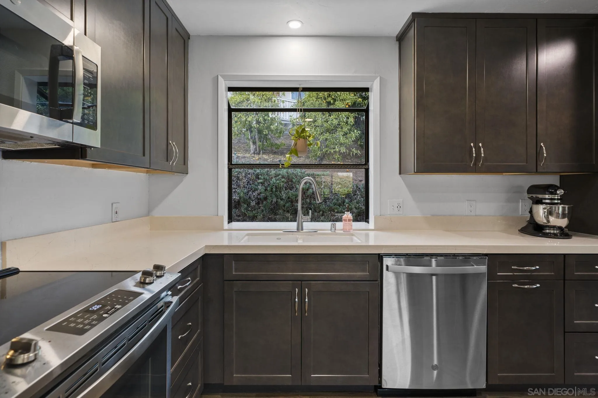 https://cdn.realtyfeed.com/cdn/127/250040443/eee31c841f692de08ff04633e093caad.webp
