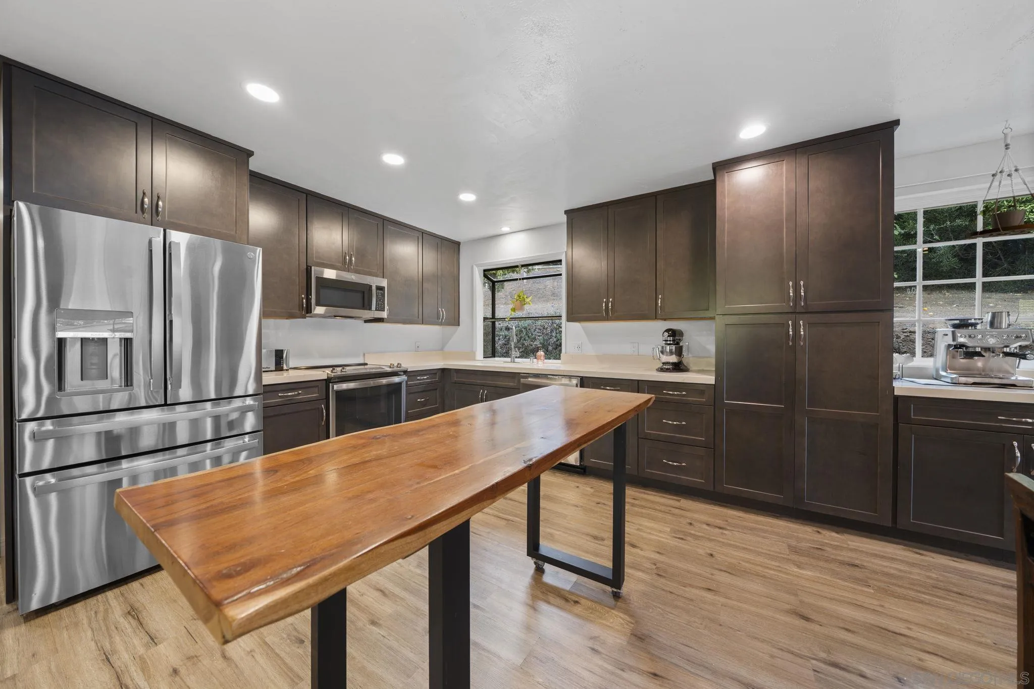 https://cdn.realtyfeed.com/cdn/127/250040443/fd2b406e50e9cc01ced717813050f7e5.webp