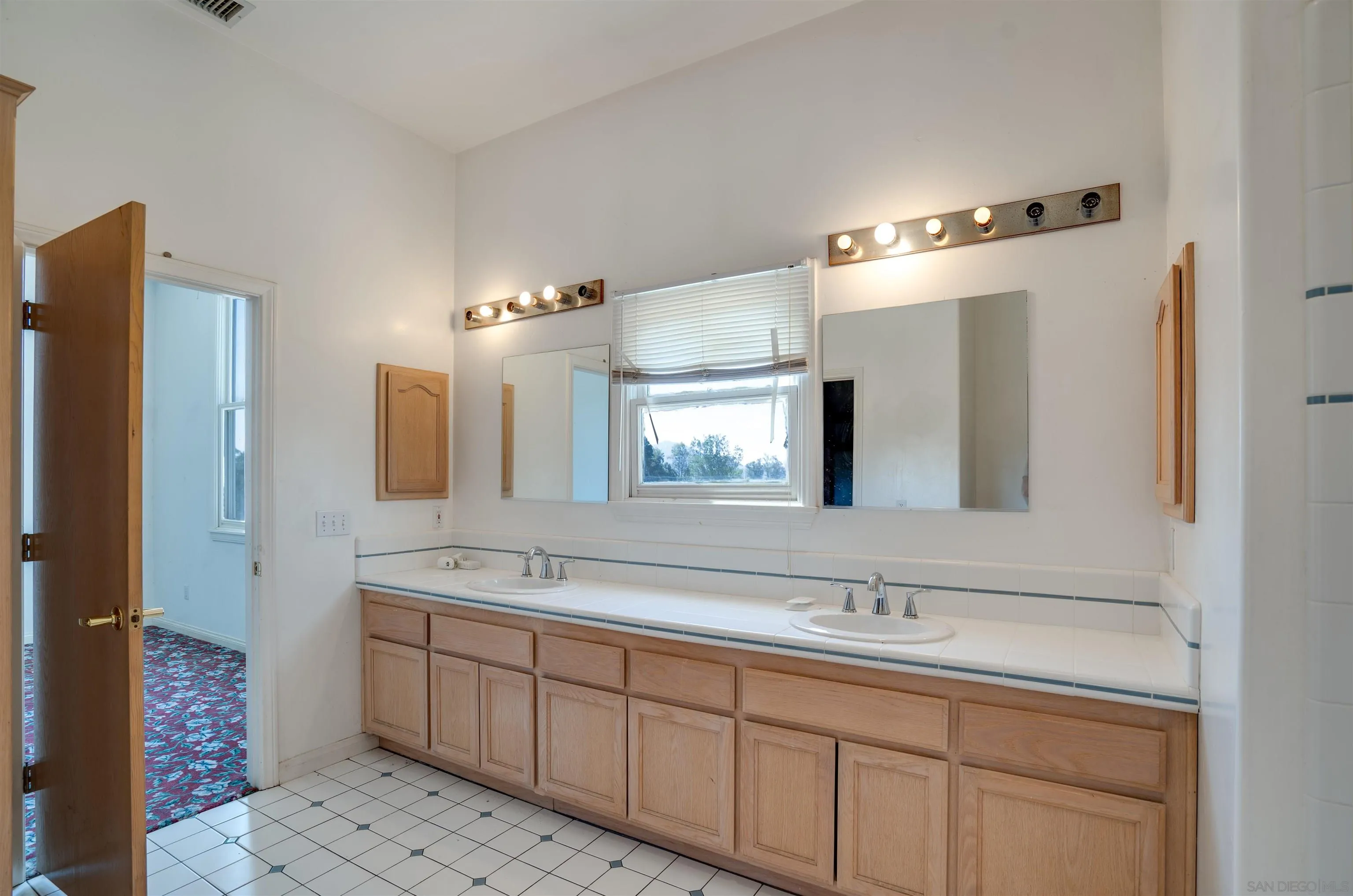 https://cdn.realtyfeed.com/cdn/127/250040468/86677f9a66295bb9d8da92a4c007c3cd.webp