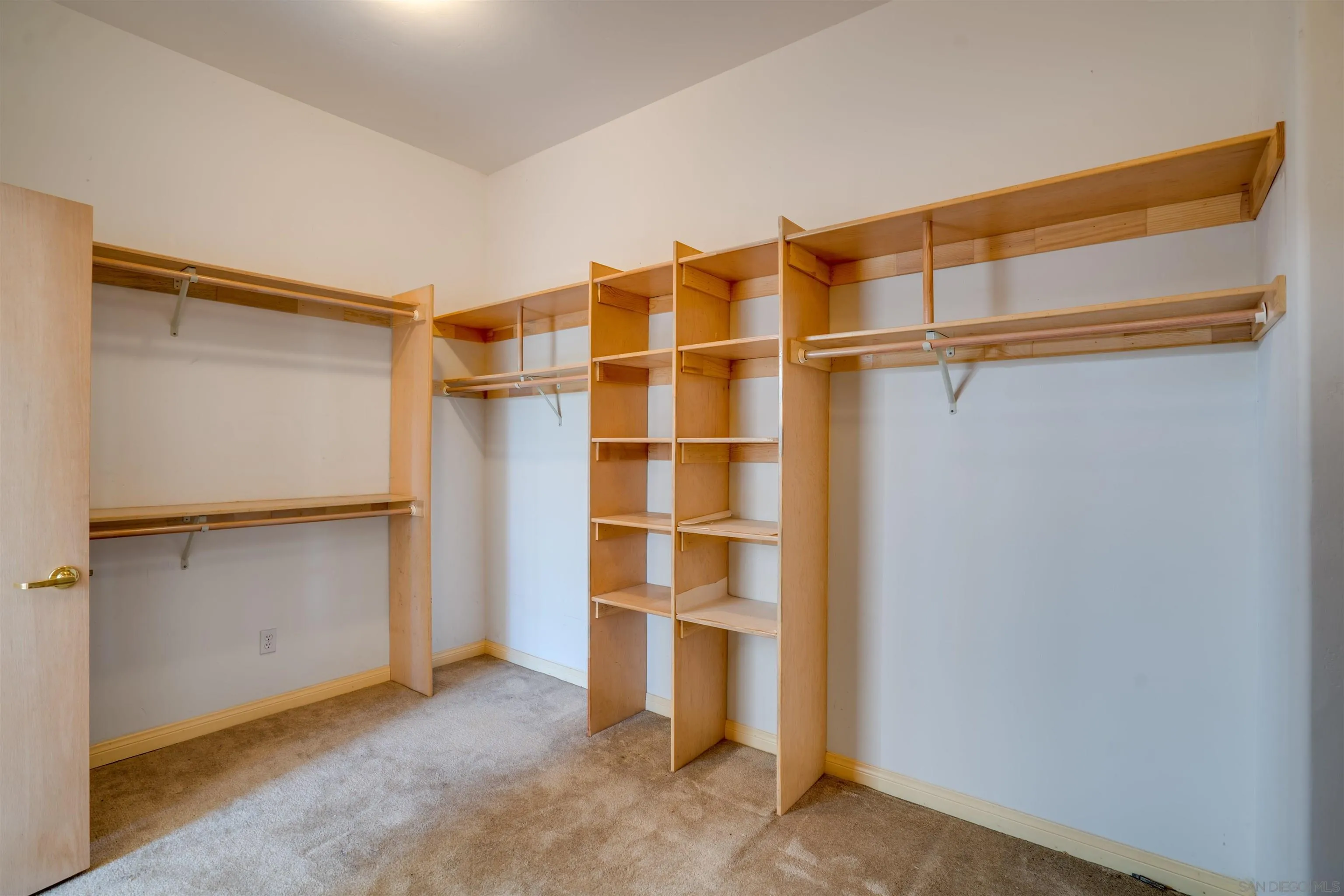 https://cdn.realtyfeed.com/cdn/127/250040468/9274be0c723f39561e077bffd851412c.webp
