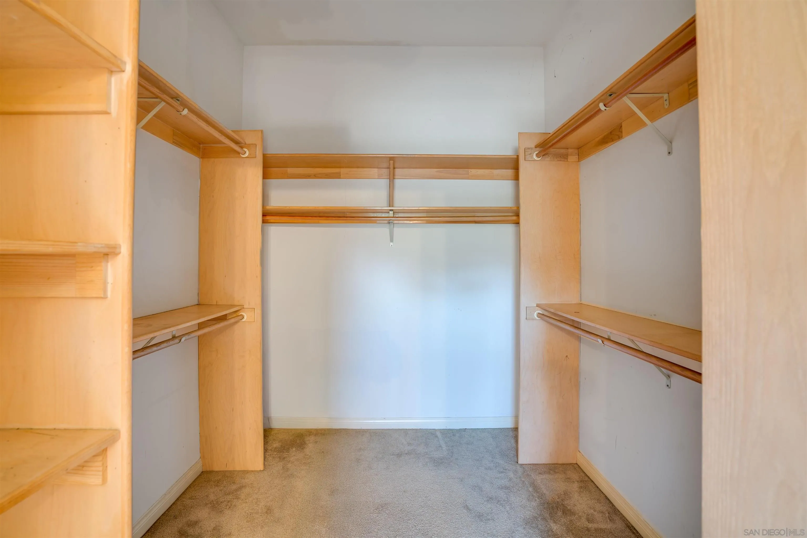 https://cdn.realtyfeed.com/cdn/127/250040468/ea20c9f5aefc864f44c359b616e69b07.webp