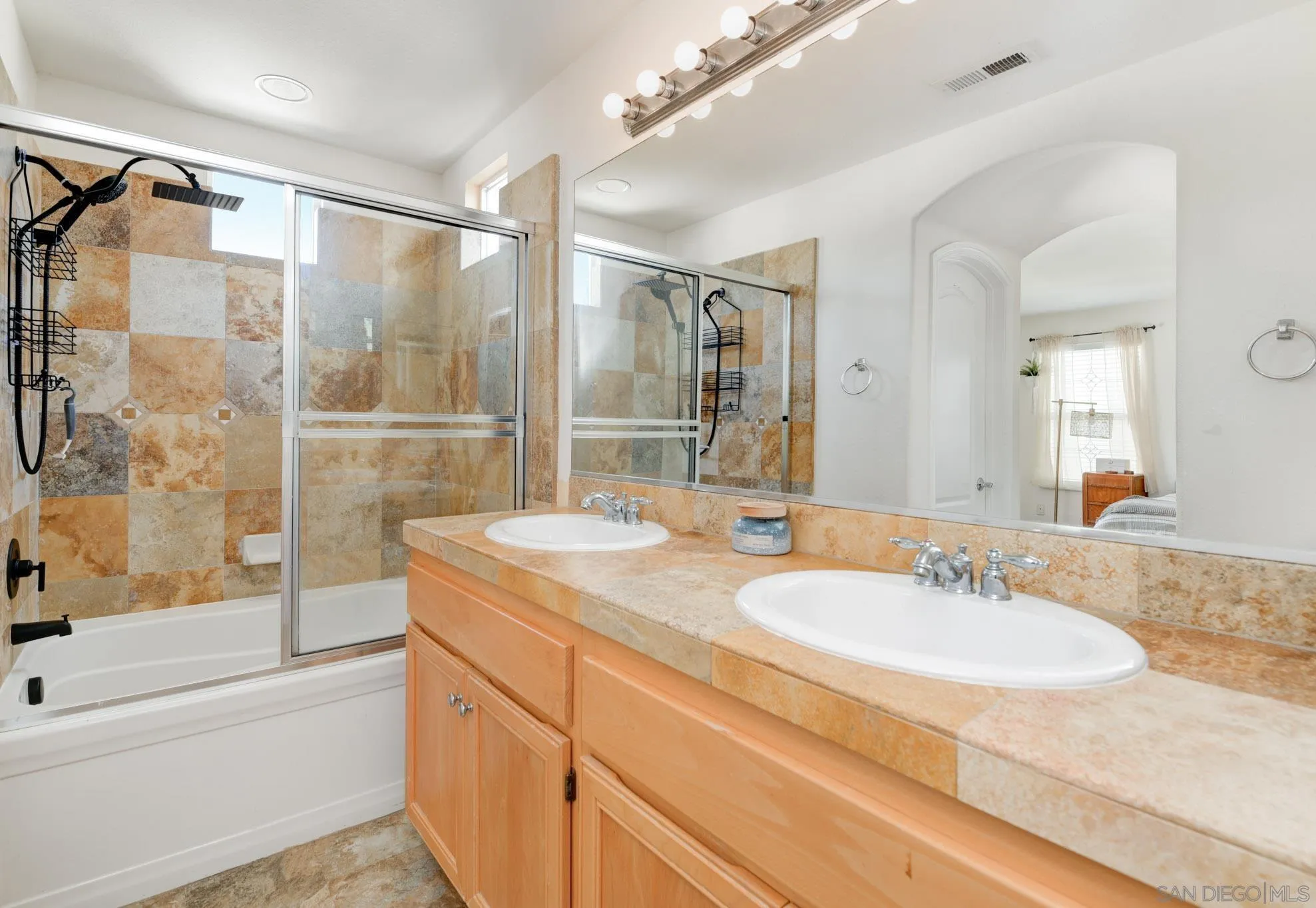 https://cdn.realtyfeed.com/cdn/127/250040474/de4ca7a14d57f2e811e89b6a81d567e6.webp