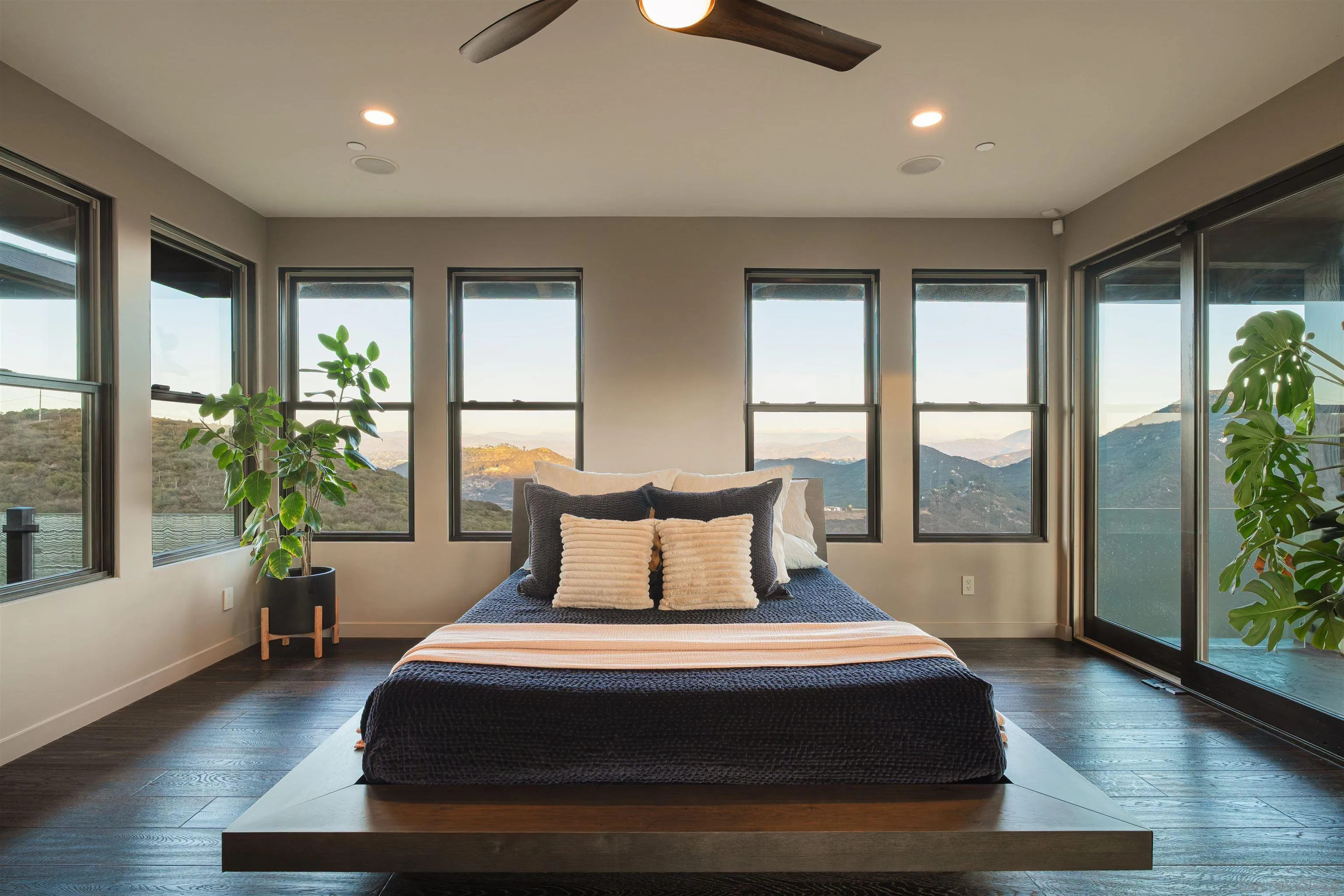 https://cdn.realtyfeed.com/cdn/127/250040480/ebcc2a7a6439fca361418cee6d3029c0.webp