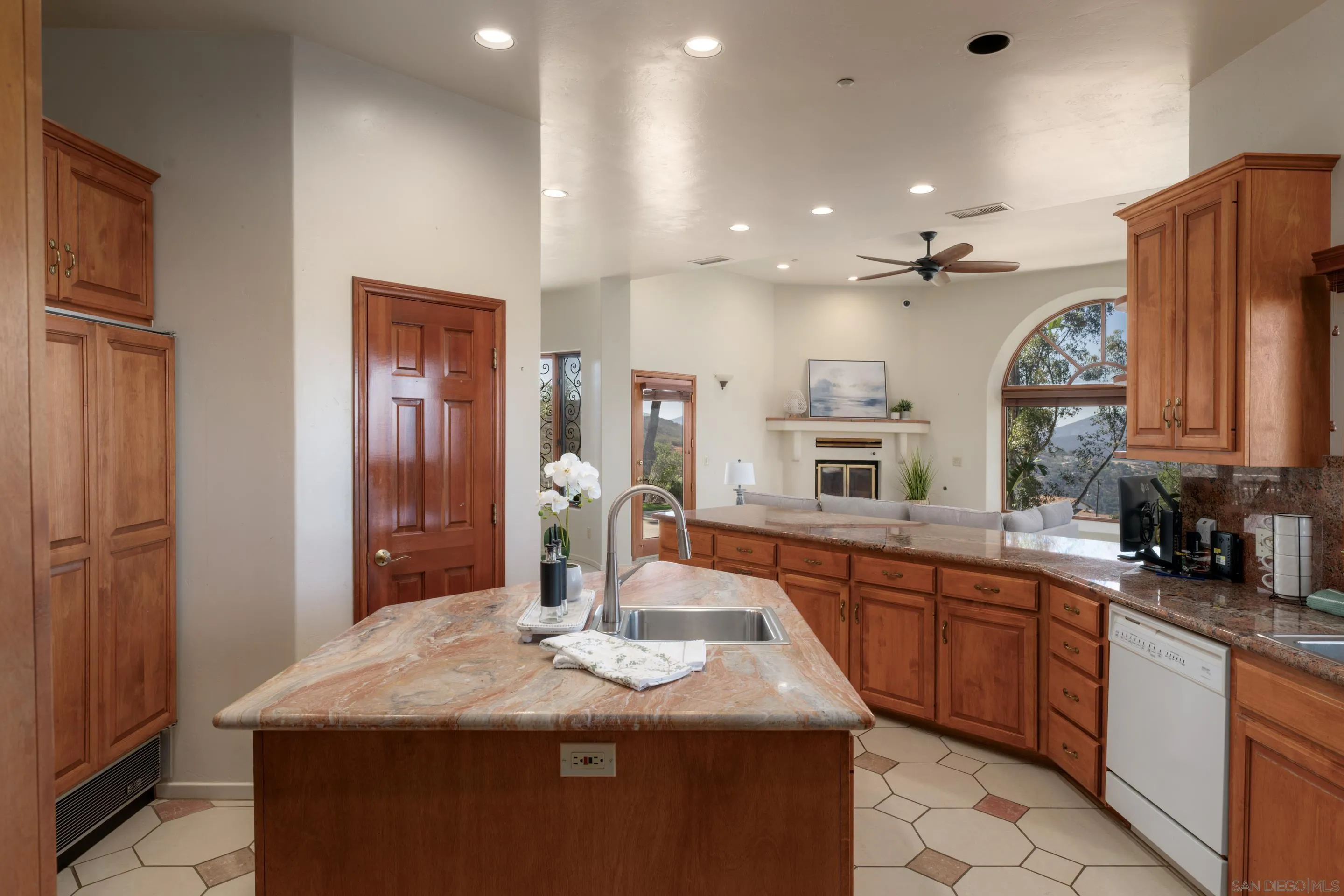 https://cdn.realtyfeed.com/cdn/127/250040483/2eb82ff8e9b956f51fb558f83d11c0fb.webp