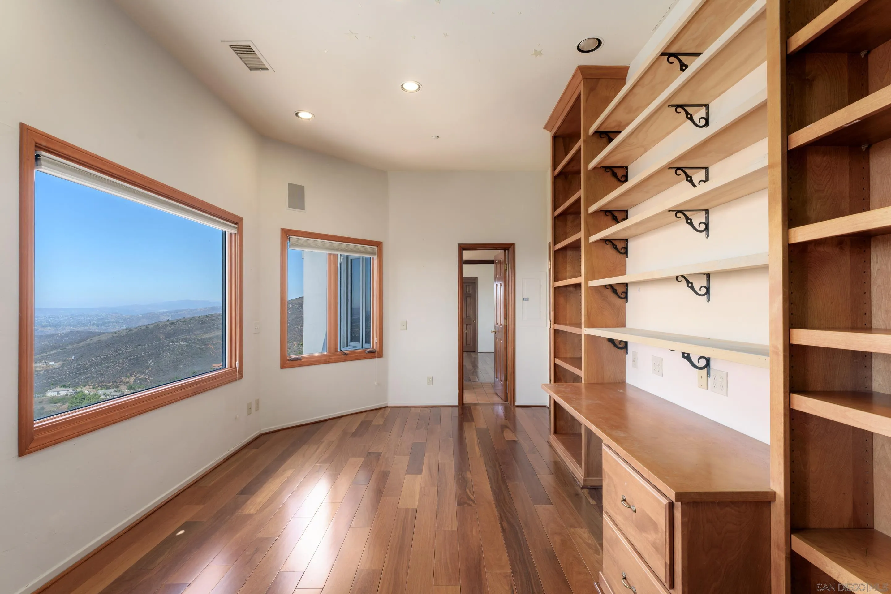 https://cdn.realtyfeed.com/cdn/127/250040483/68b0fe396f03565cc10ad1032eec3a4c.webp