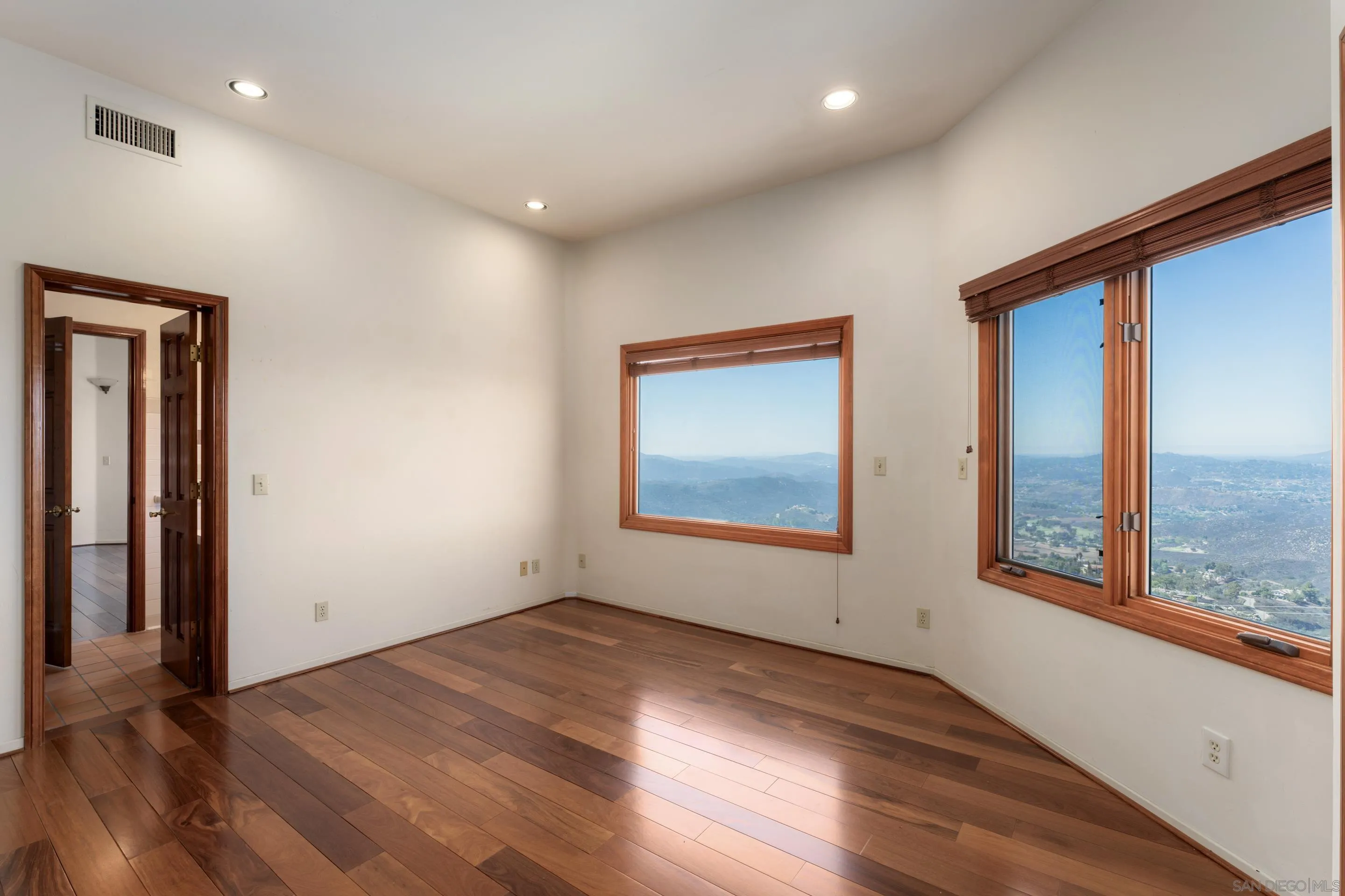 https://cdn.realtyfeed.com/cdn/127/250040483/bcdc24881eff4f8b48c2b9cbfb8ce56f.webp