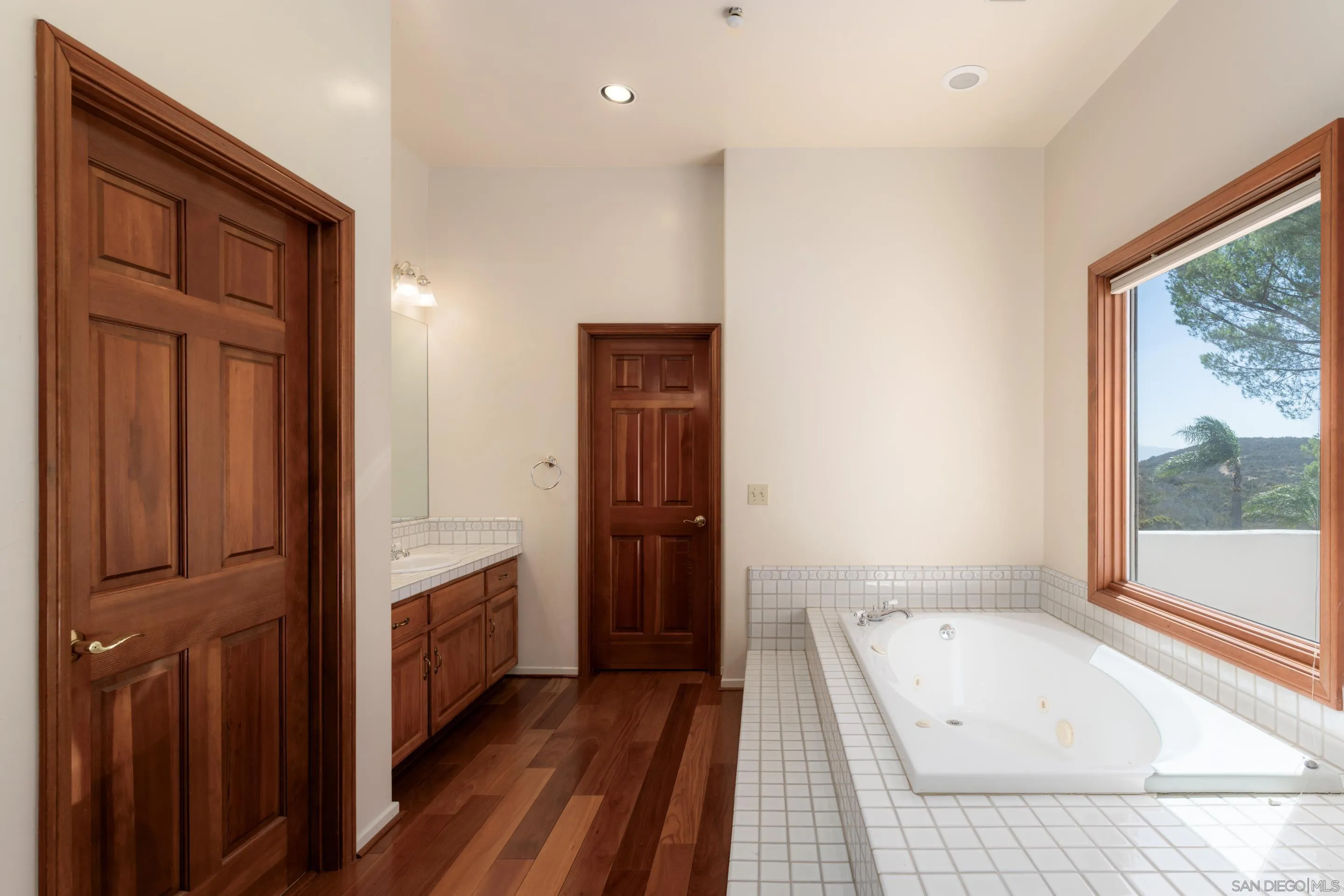 https://cdn.realtyfeed.com/cdn/127/250040483/efec0a4bbf0fa7c0d89e4eb2a59eba5f.webp