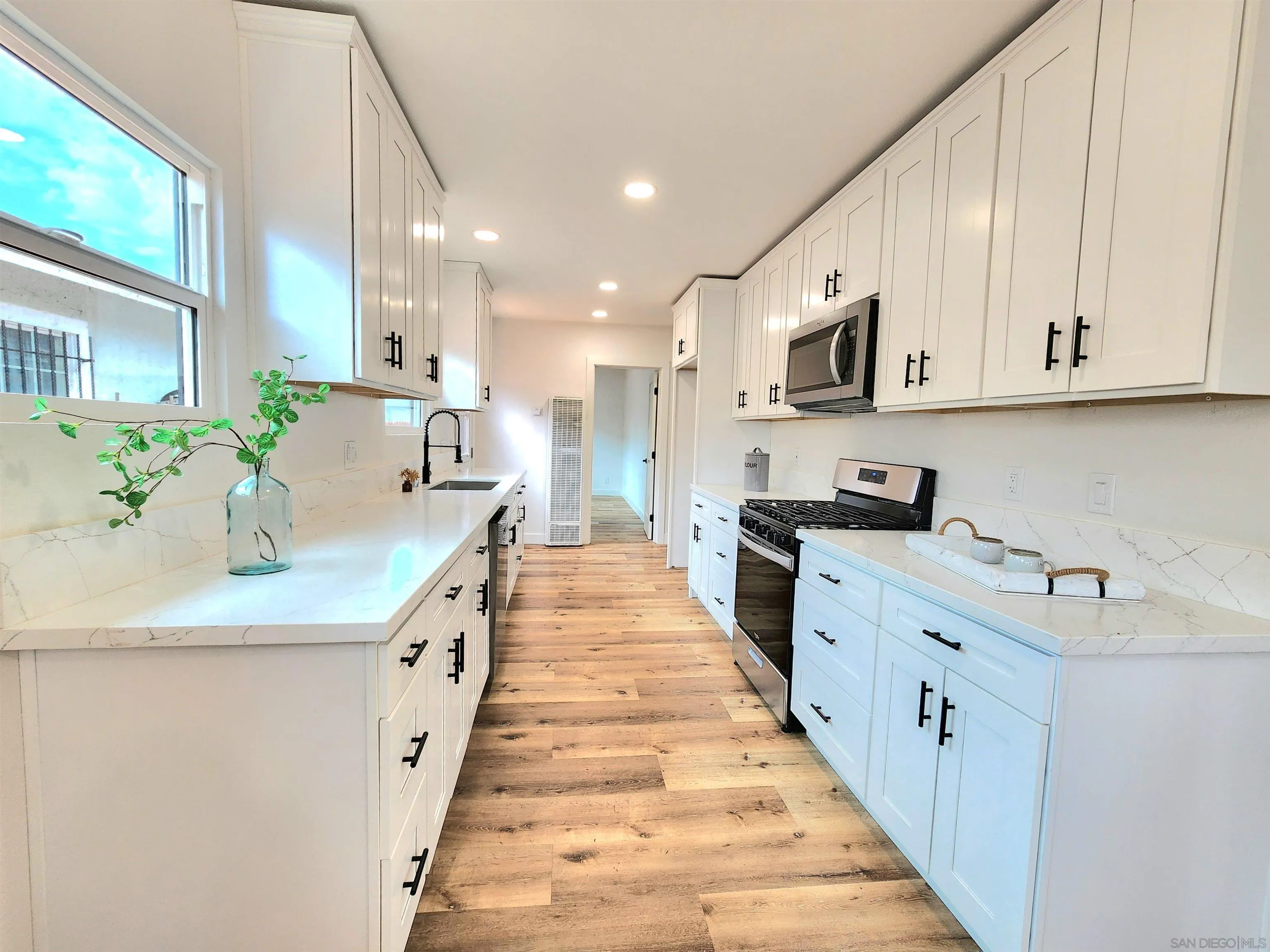 https://cdn.realtyfeed.com/cdn/127/250040490/eb0599efc269f20b1436e1388db5f335.webp