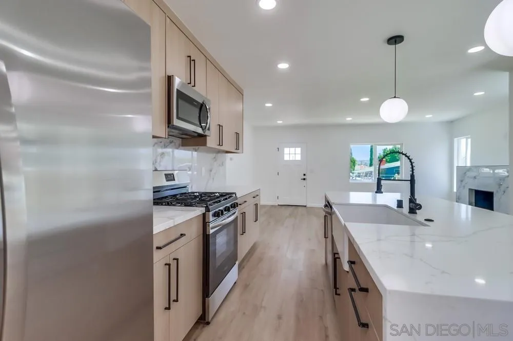 https://cdn.realtyfeed.com/cdn/127/250040493/d6440d2207278d344455afac896711fb.webp