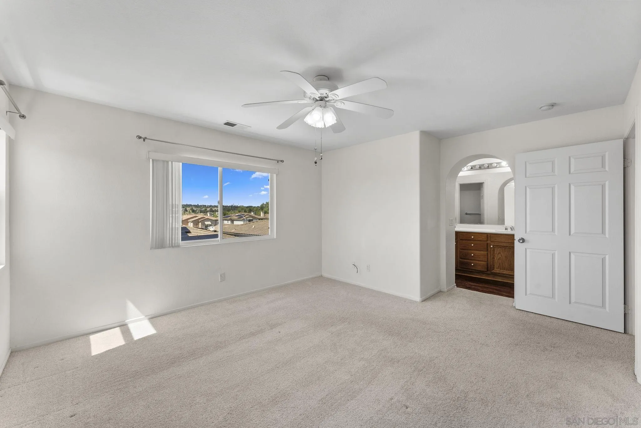 https://cdn.realtyfeed.com/cdn/127/250040499/c864318a97ec184b5ac289fec44b4f8d.webp