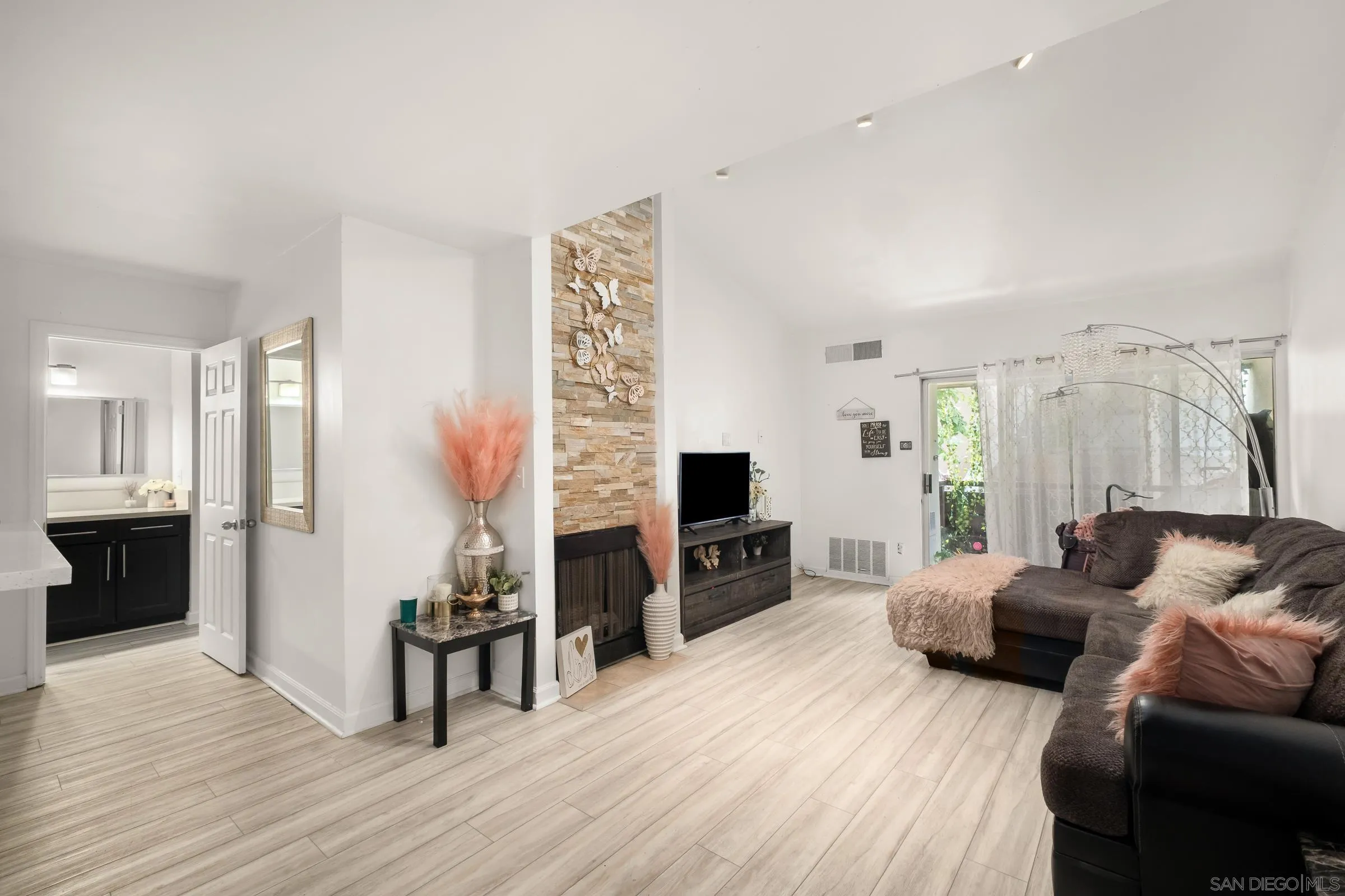https://cdn.realtyfeed.com/cdn/127/250040500/3d4e7d7a0f0179a132bf3e55419010fb.webp