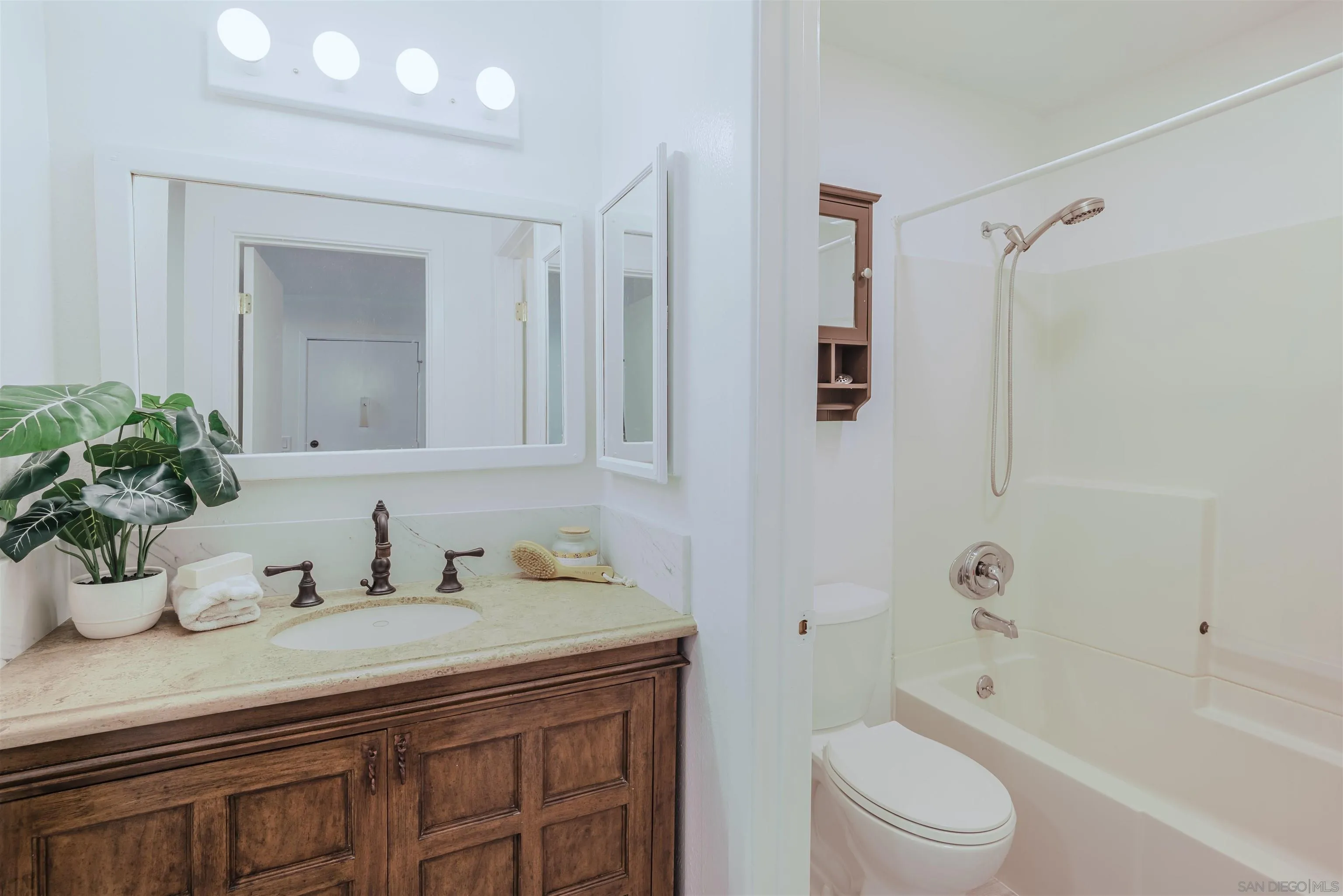 https://cdn.realtyfeed.com/cdn/127/250040507/2075eada77c569eda1f5cc3d8521bb5b.webp