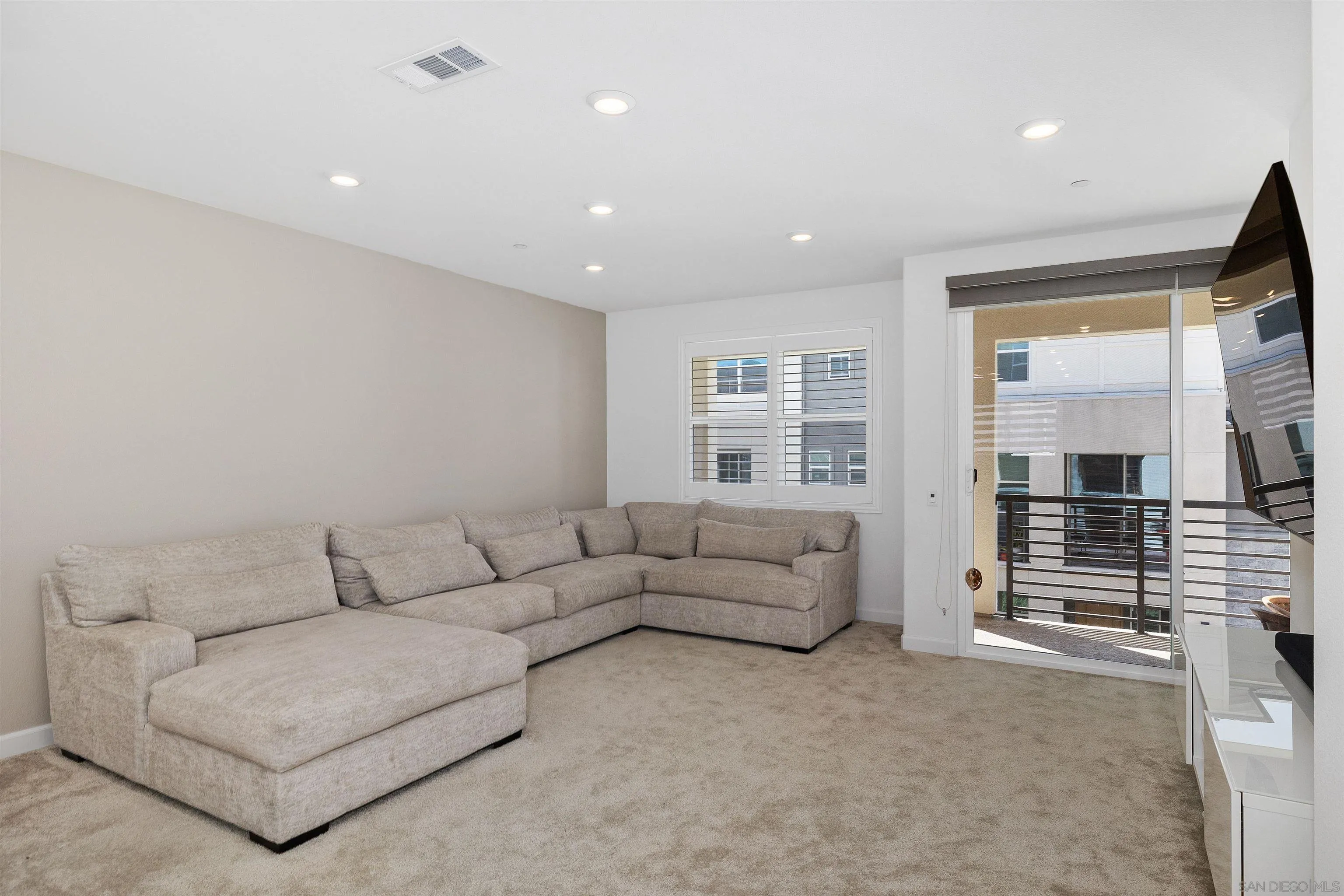 https://cdn.realtyfeed.com/cdn/127/250040516/90edbbe9cda9f45e38b2a2324c08f609.webp