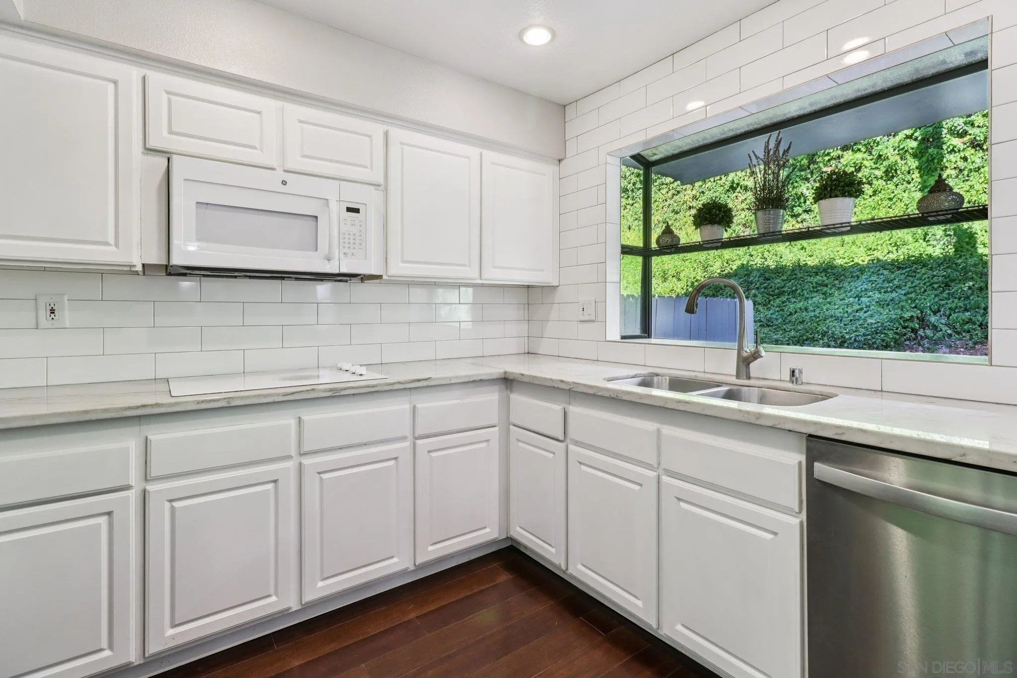 https://cdn.realtyfeed.com/cdn/127/250040518/af76d537974f7d9452d2032fbb2cd9f5.webp