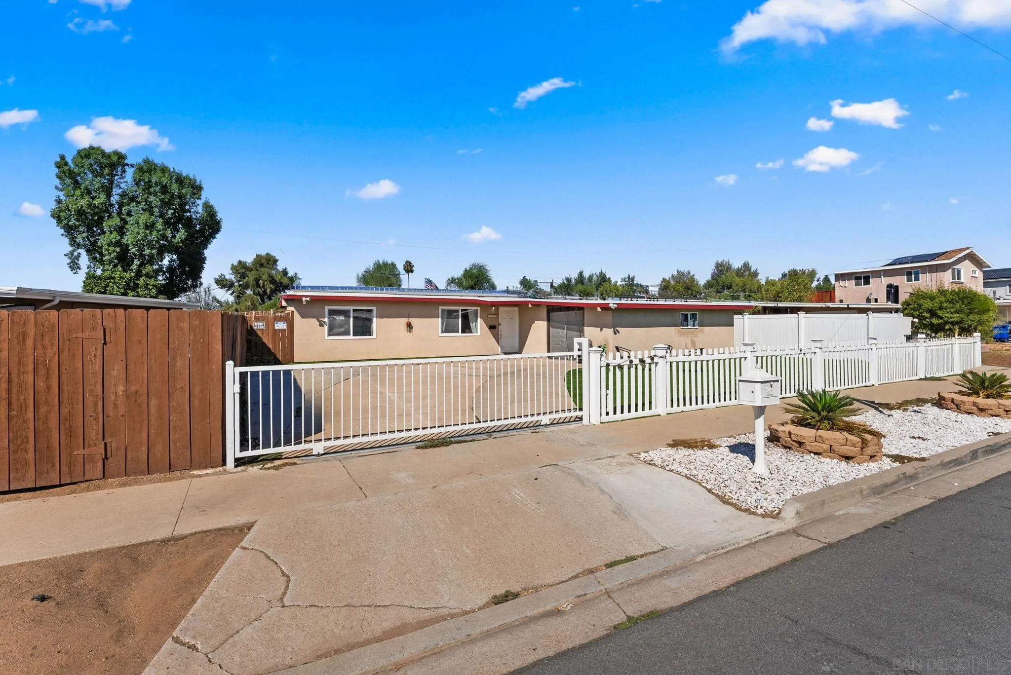 https://cdn.realtyfeed.com/cdn/127/250040525/28fa61aec15b63ec4a990ba14cb5ec27.webp