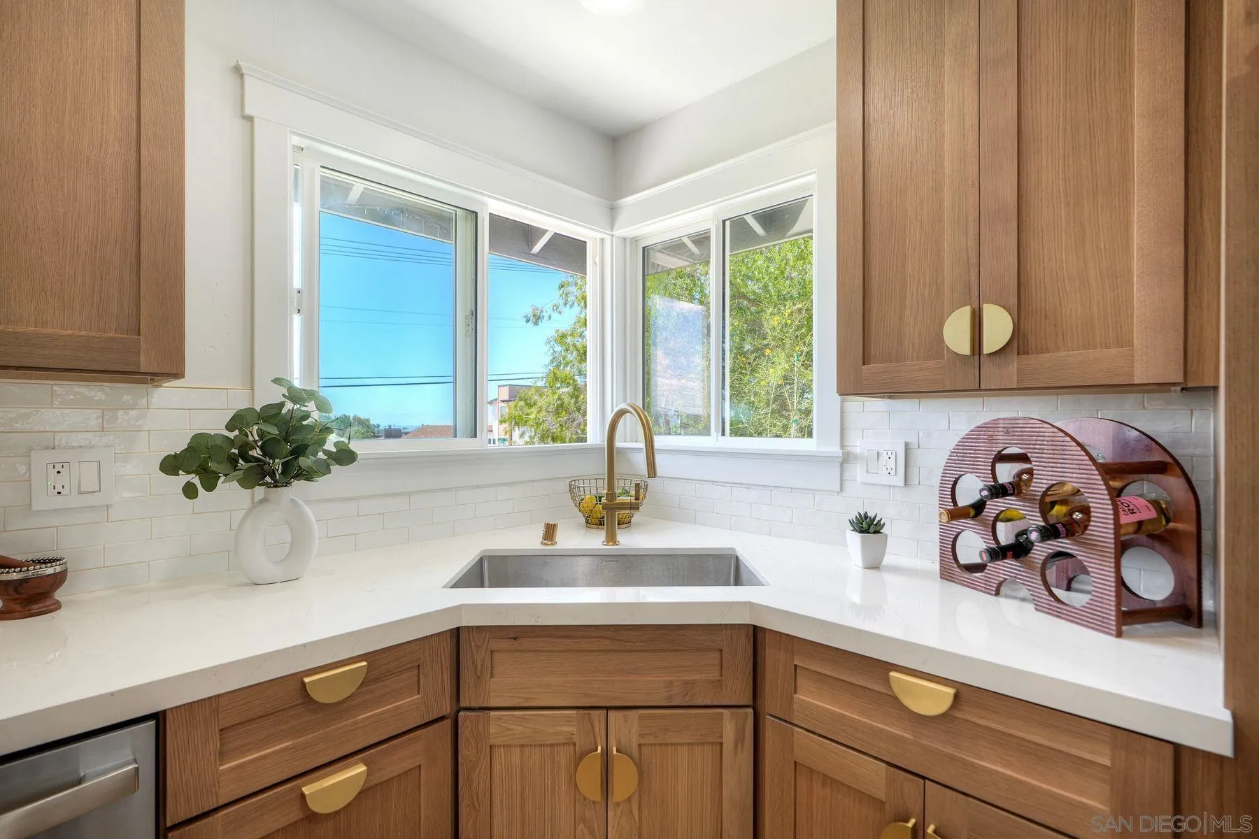 https://cdn.realtyfeed.com/cdn/127/250040546/38bf7c6c6b8ca0824b181b262b10ffc2.webp