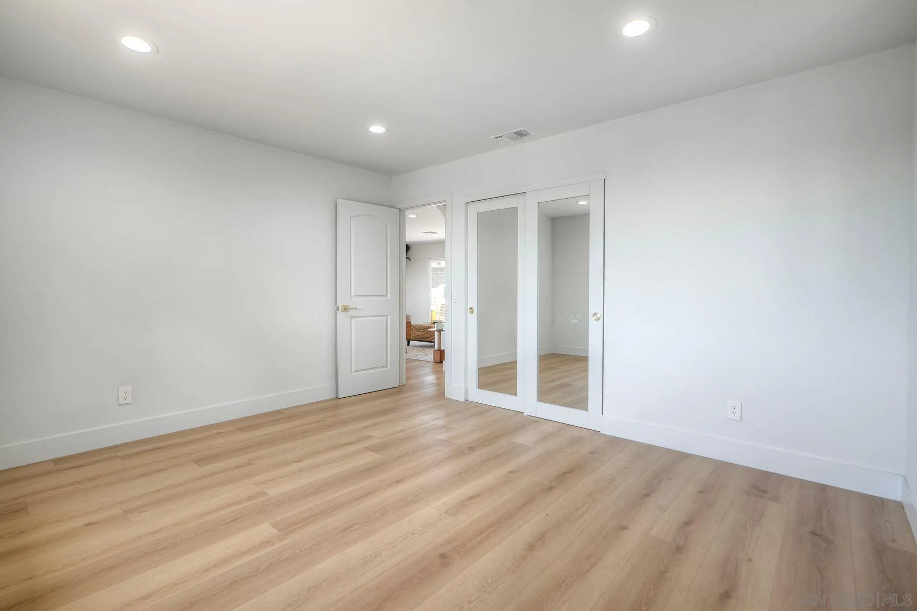 https://cdn.realtyfeed.com/cdn/127/250040546/de5cf7ed4cec930abf3d1a46a2b80784.webp