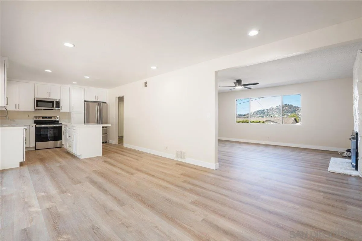 https://cdn.realtyfeed.com/cdn/127/250040550/ac45ff48f92249c6f9d9339443639c64.webp