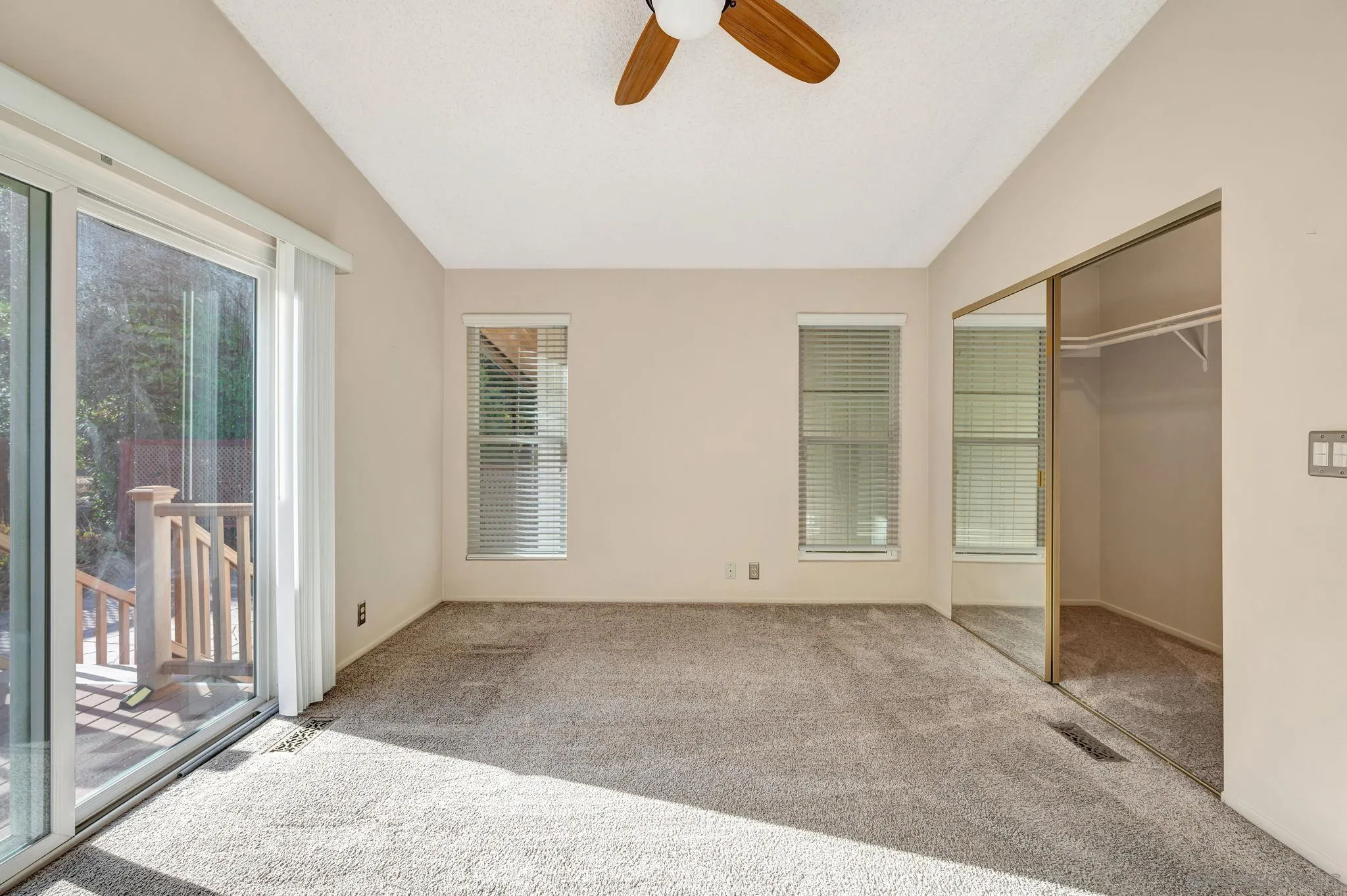 https://cdn.realtyfeed.com/cdn/127/250040567/8cf33fdc394f621df3b0c8fba5a9f20f.webp
