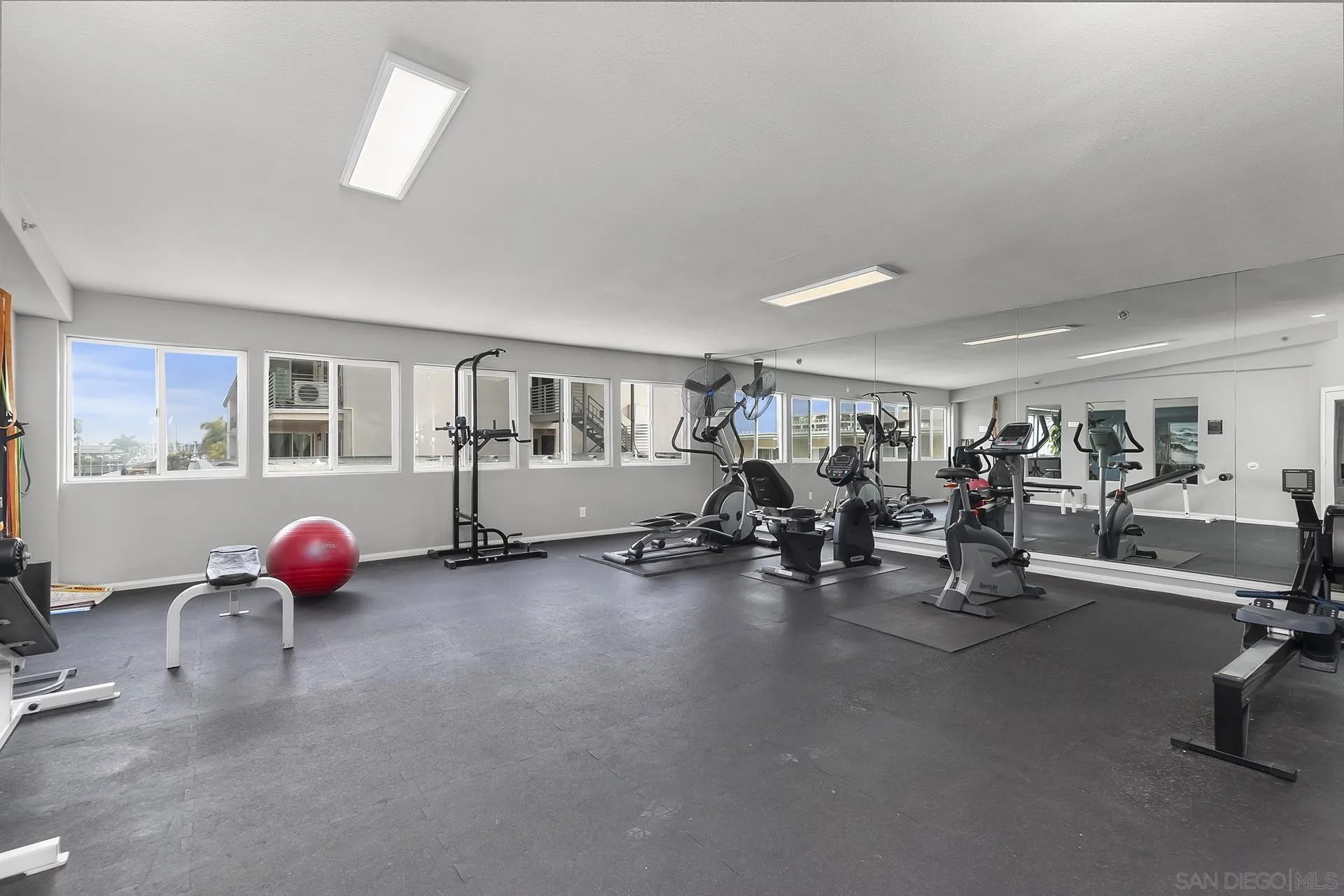 https://cdn.realtyfeed.com/cdn/127/250040572/f0d067cde6a146f0a36e5e8cb74a1355.webp