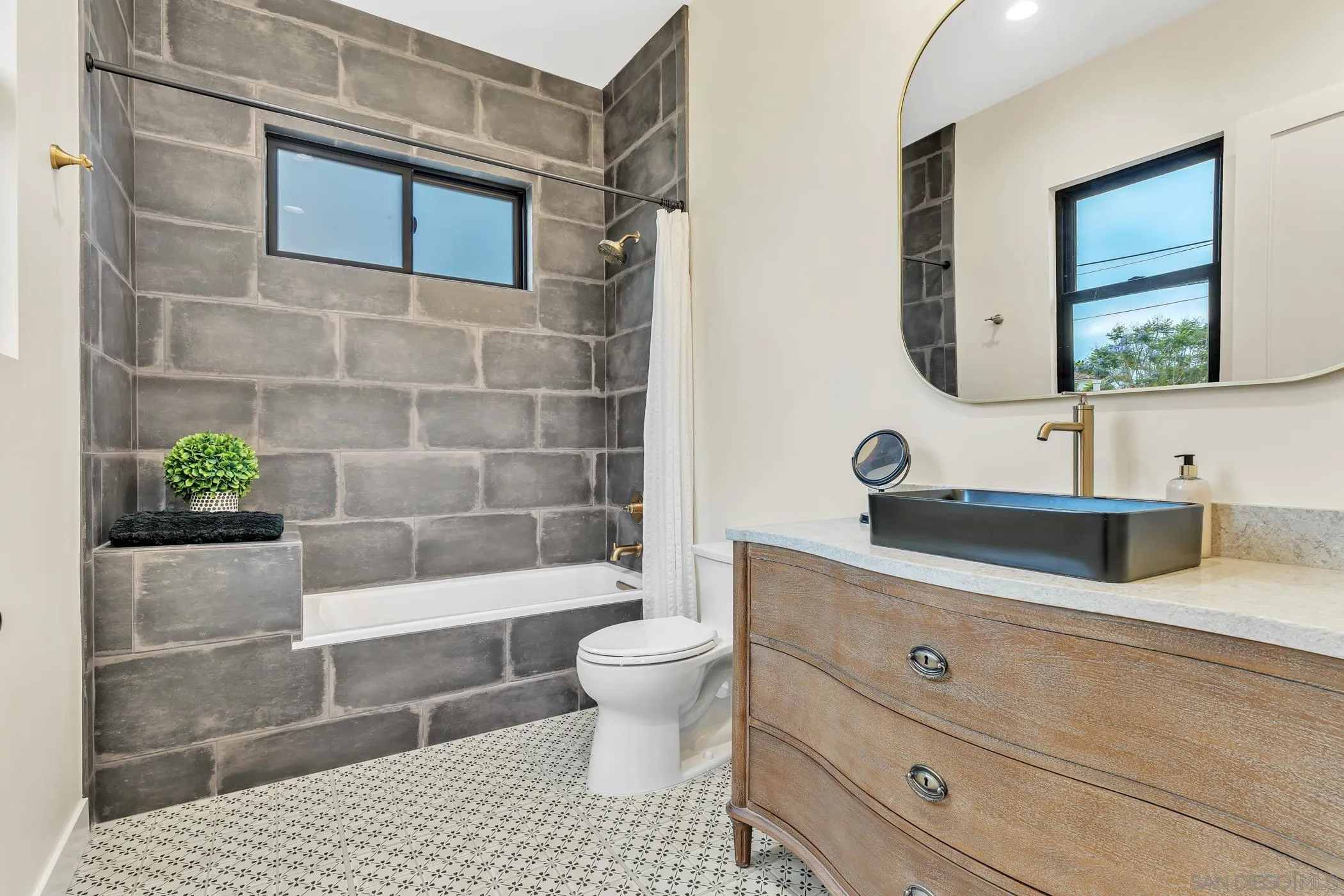 https://cdn.realtyfeed.com/cdn/127/250040578/3471cb1c2bf64aae5d601574bc7e78f1.webp