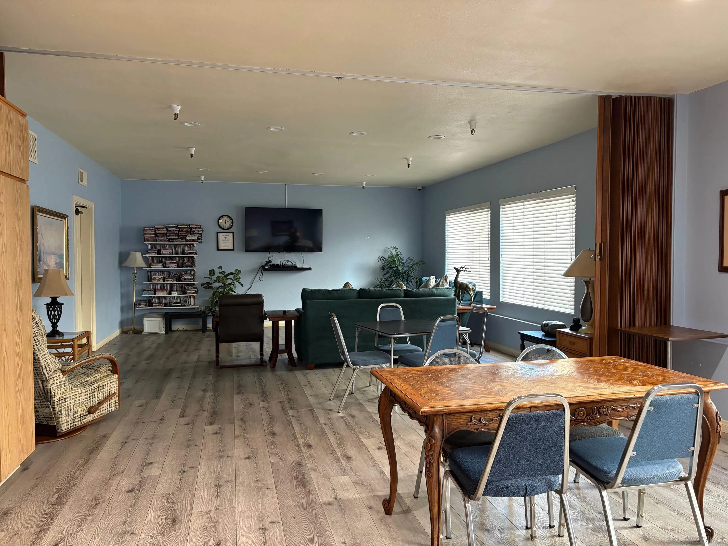 https://cdn.realtyfeed.com/cdn/127/250040588/26638f5ce38dffa224bd808b42d8e8d6.webp