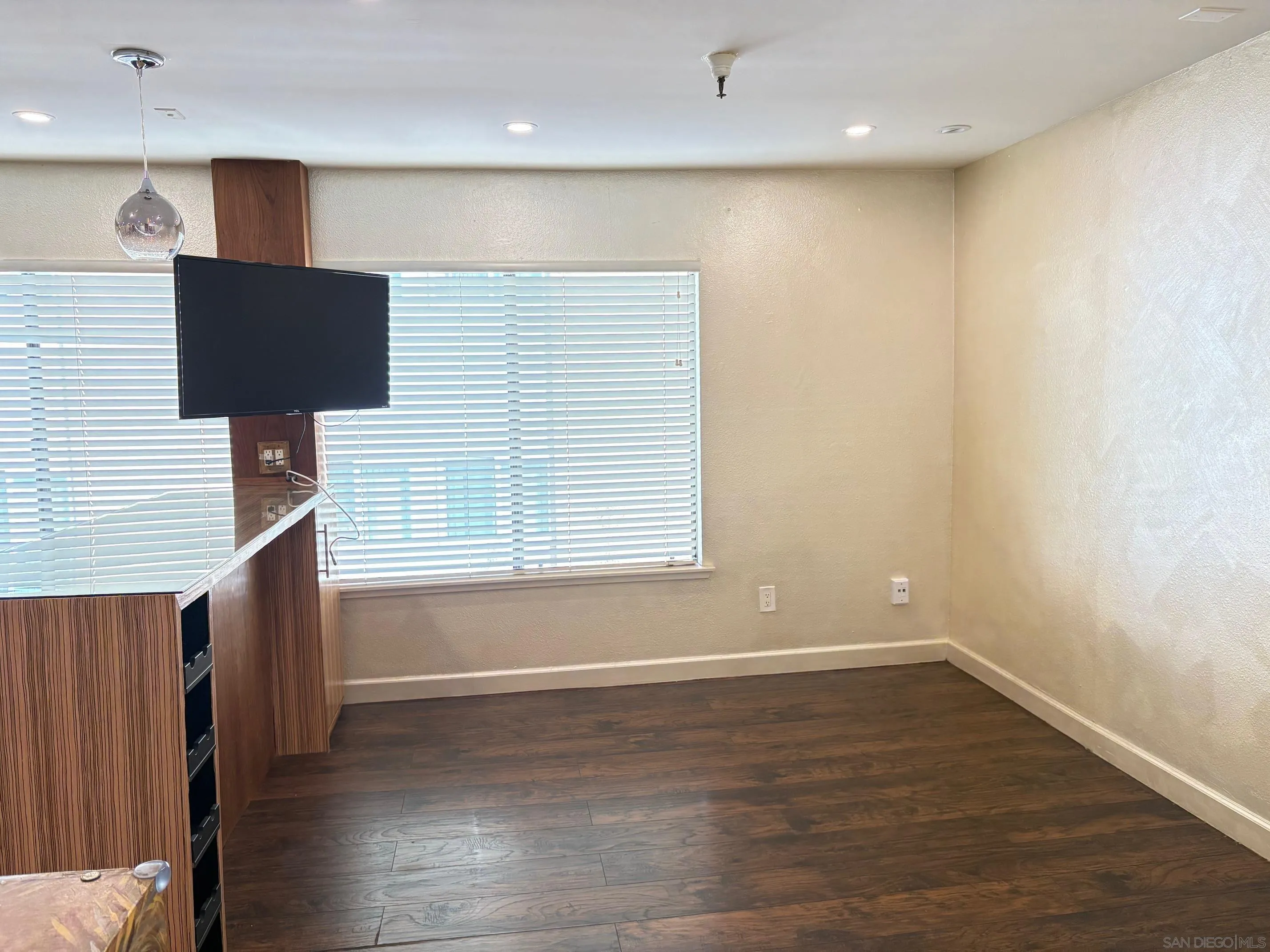 https://cdn.realtyfeed.com/cdn/127/250040588/28f9622602685f727f7fc75b8de66b88.webp