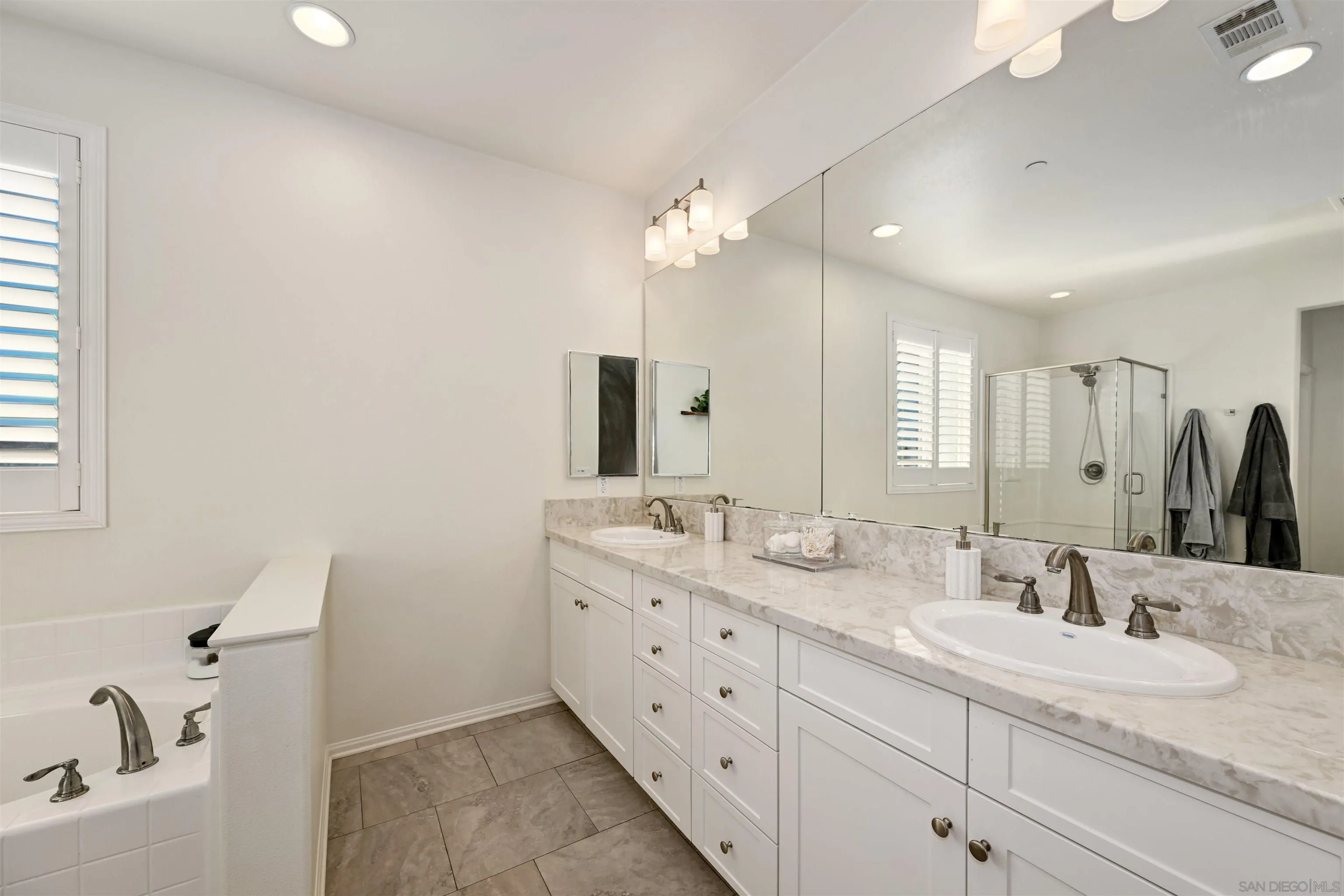 https://cdn.realtyfeed.com/cdn/127/250040612/3d2d8d4e917fc7cafc7c399caa6e703f.webp