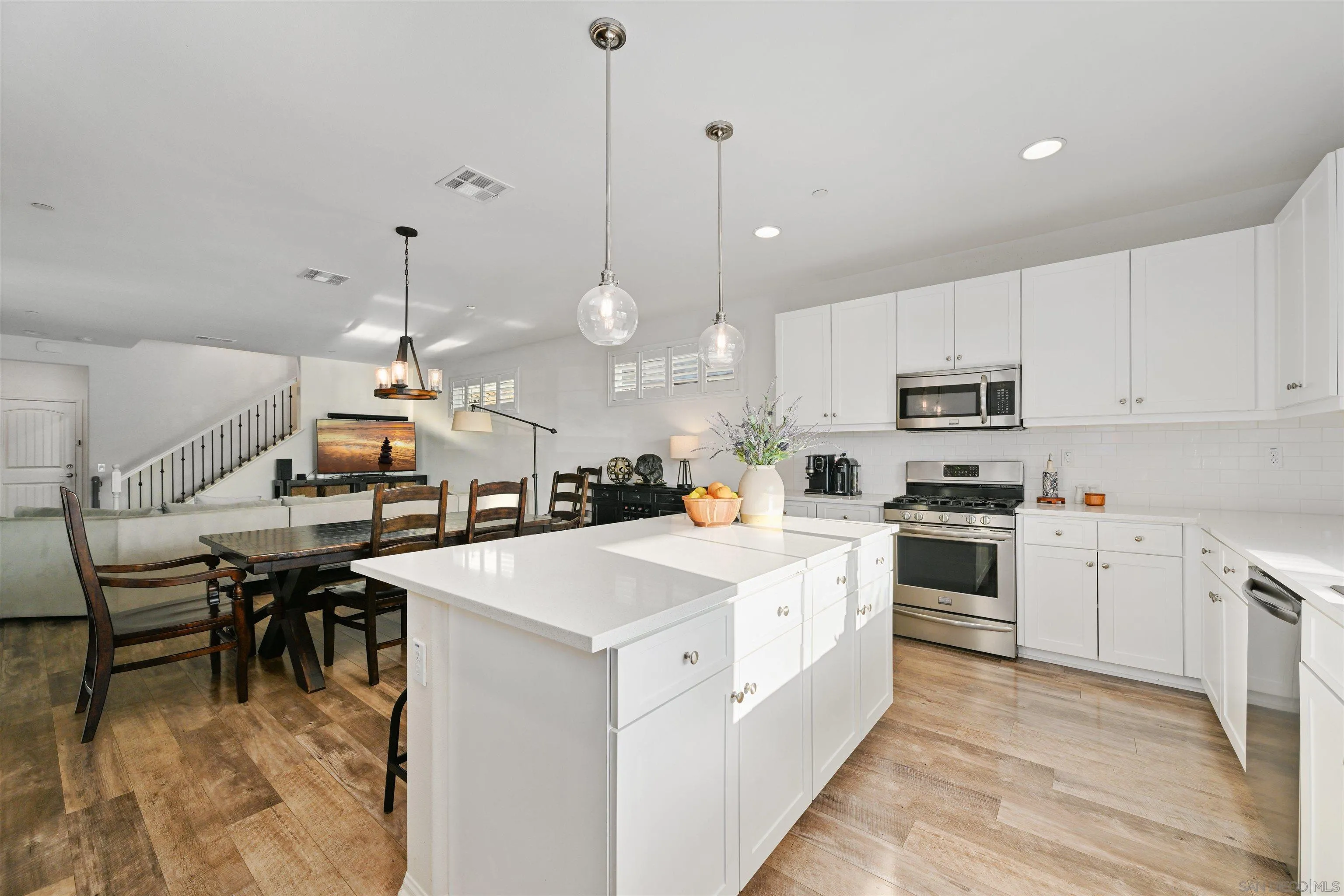 https://cdn.realtyfeed.com/cdn/127/250040612/41f4cc52b1a172898b68cfdc8e63a3c1.webp